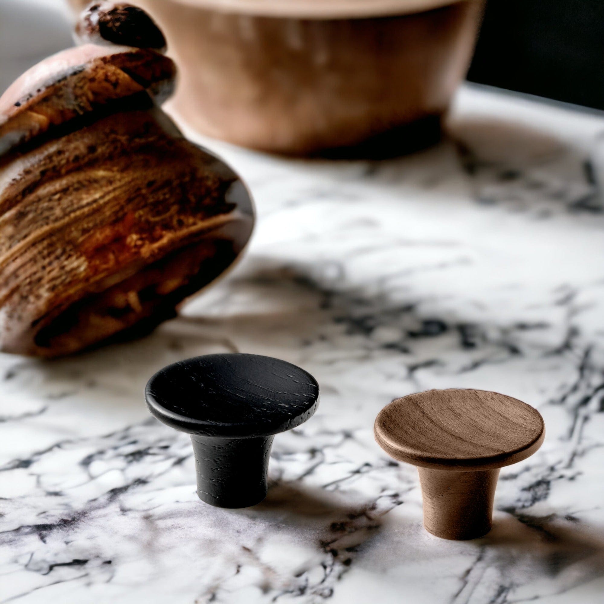 Tuba | Møbelknop eller Knage i Sortbejdset Træ Ø 28 mm x D 19 mm Vonsild FINICC