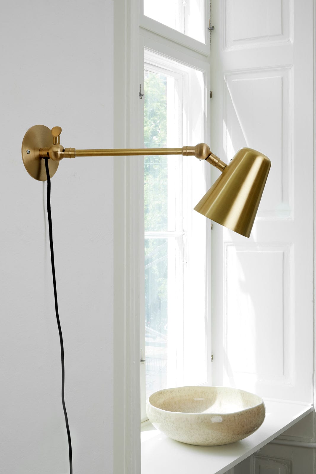 Vala Long | Væglampe i Børstet Messing Uden lak Ø 11 cm x D 42 cm H. Skjalm P. FINICC