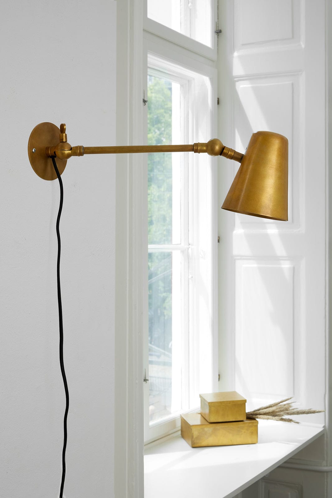 Vala Long | Væglampe i Mat Messing Uden lak Ø 11 cm x D 42 cm H. Skjalm P. FINICC