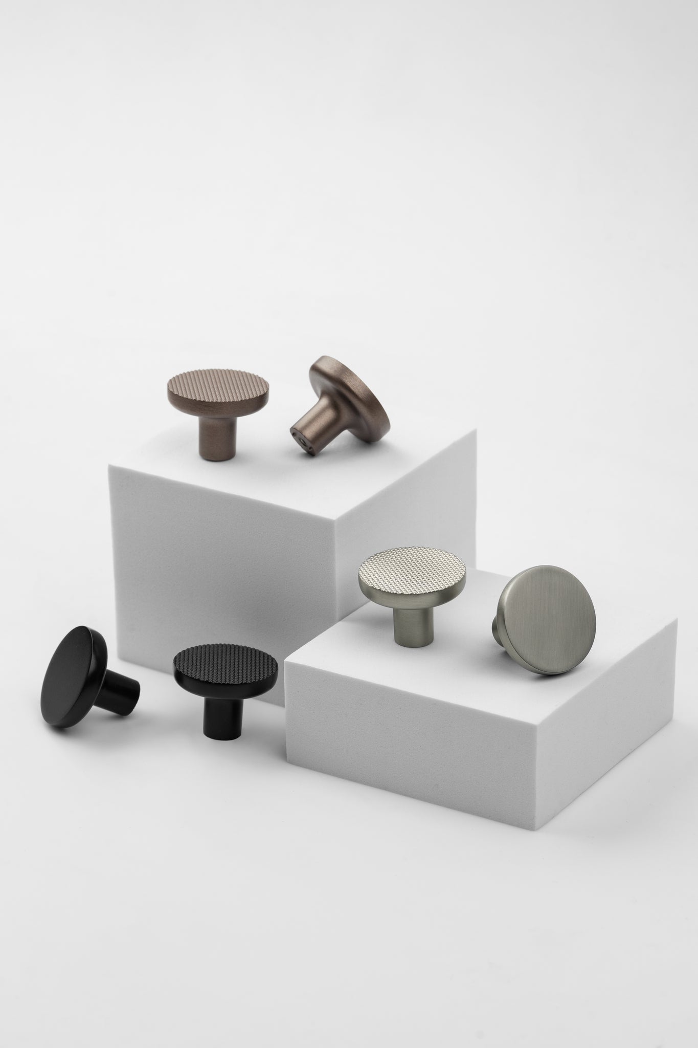 Vibe Plain | Knop i Børstet Rustfrit Stål Finish Ø 38 mm x D 28 mm Beslag Design 308416-11 FINICC