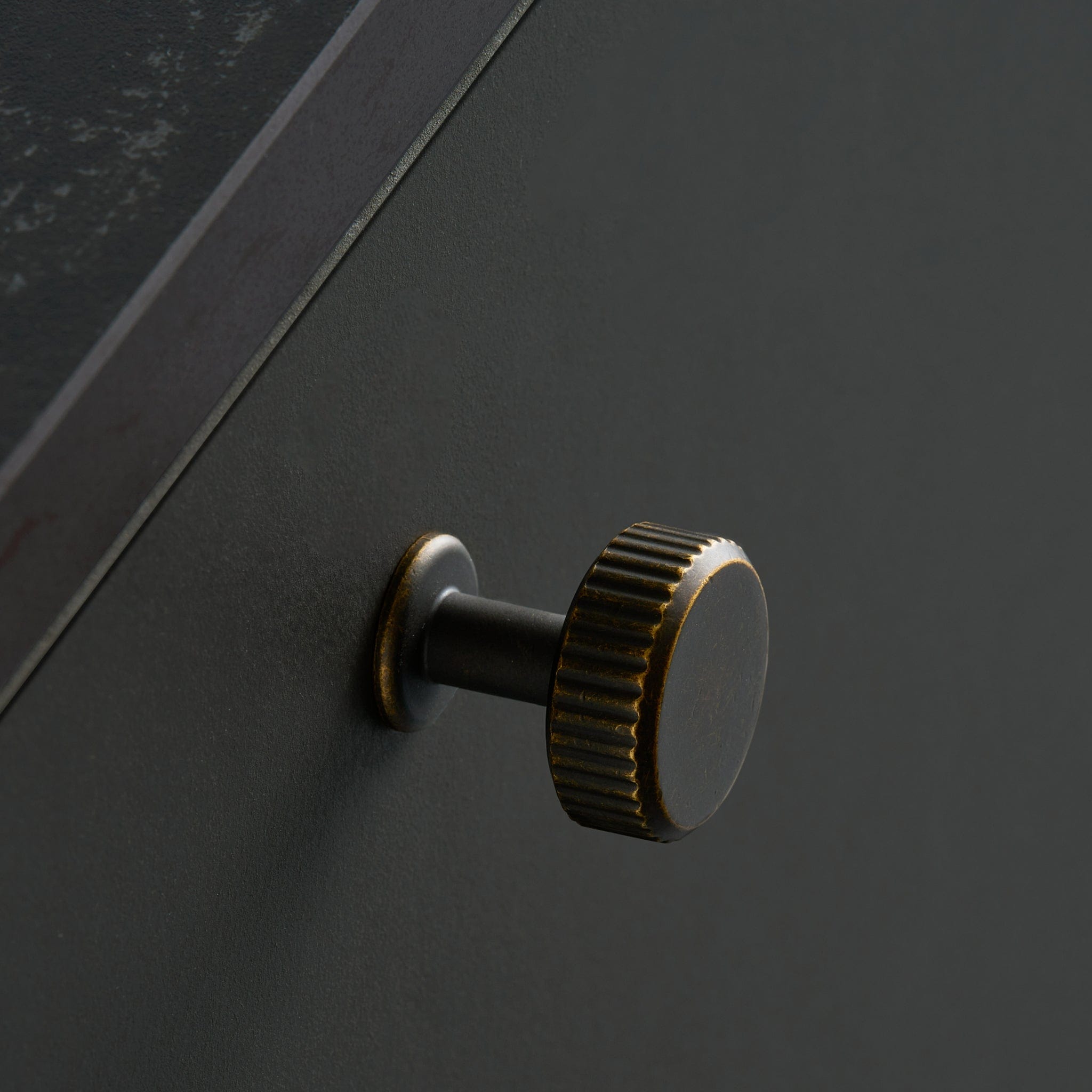 Villa Round | Knop i Antik Brun Ø 30 mm x D 20 mm Furnipart FINICC