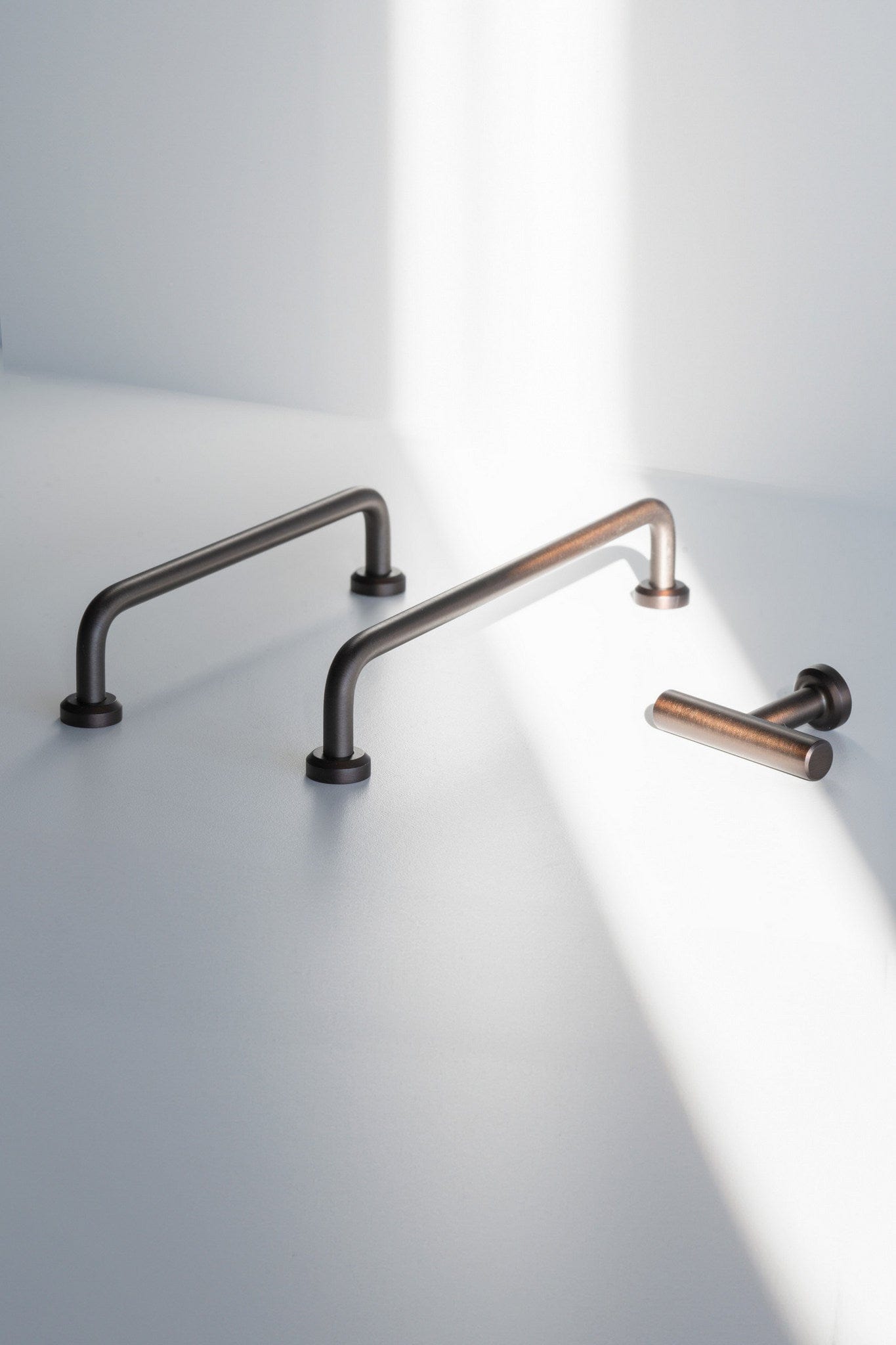 Viva | Greb i Bruneret Messing med Lak Beslag Design FINICC