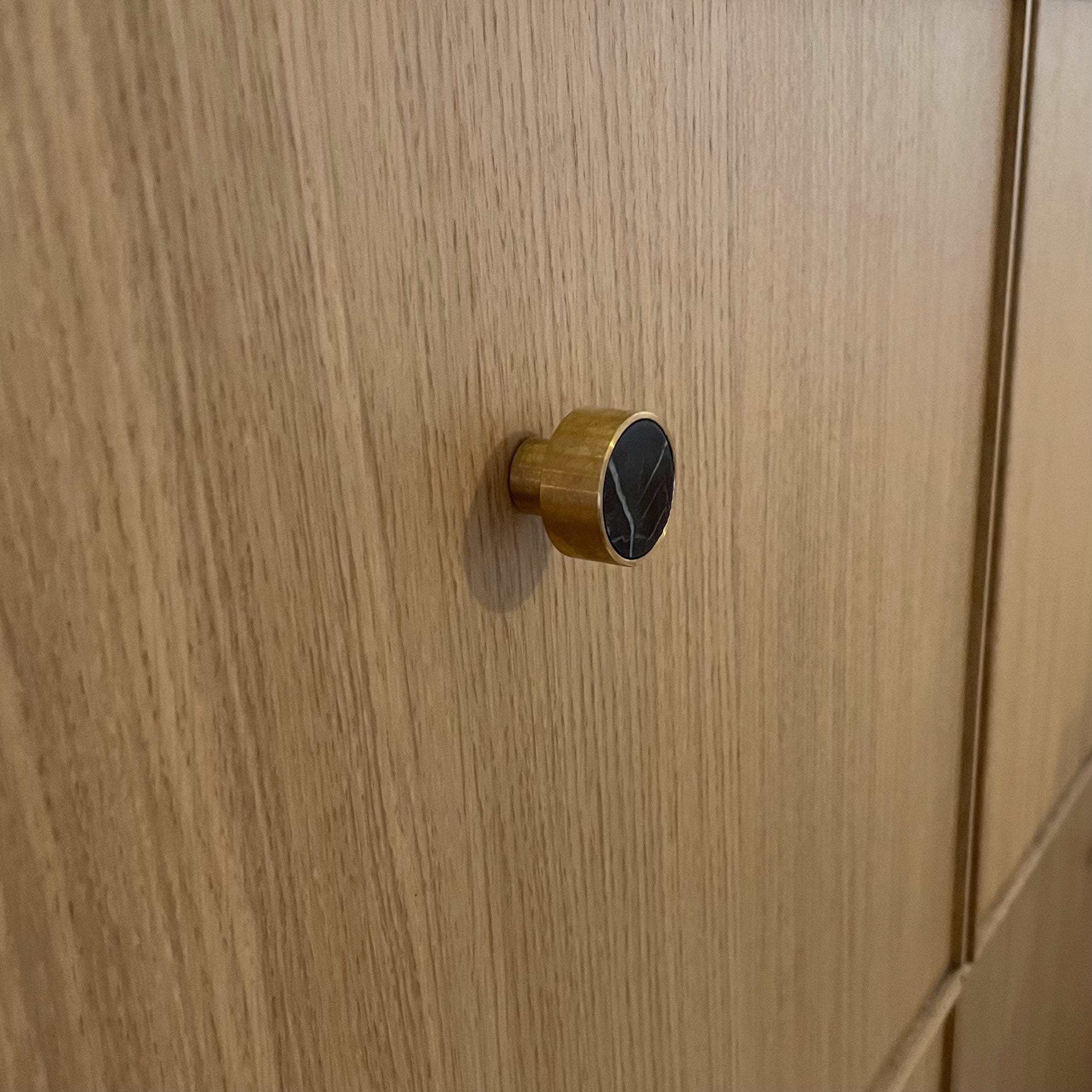 Zenith | Knop/Knage i Messing og Sort Marmor MARBELO FINICC