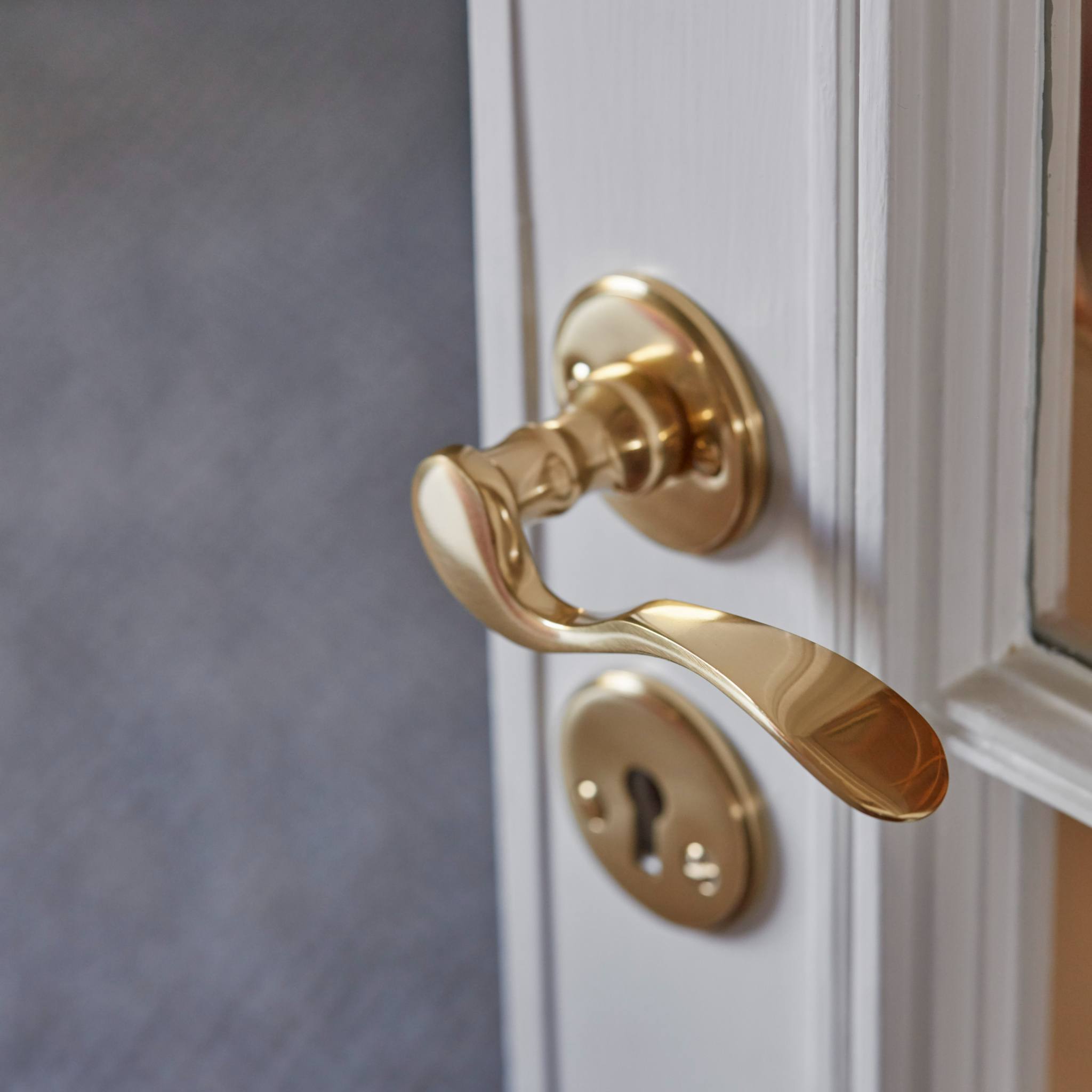 A9673 | Dørhåndtag i Blank Messing med Lak inkl nøgleskilte L 115 mm (C/C 30 mm) Habo HB-10833 FINICC