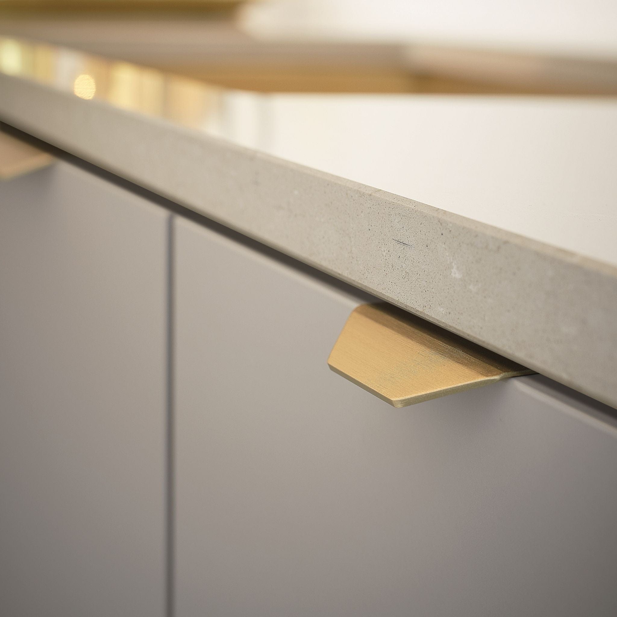 Blaze 2 | Greb i Børstet Messing Furnipart FINICC