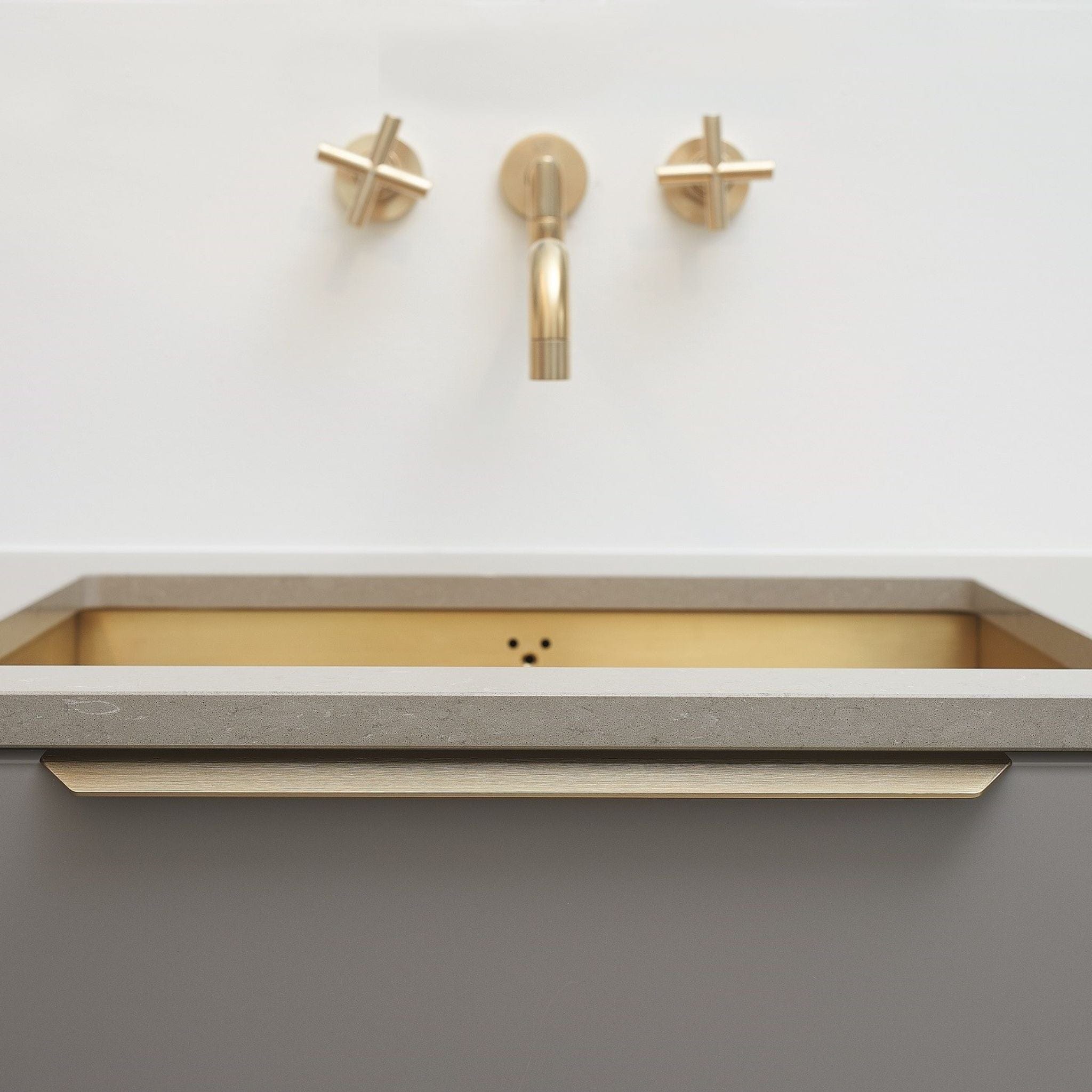 Blaze 2 | Greb i Børstet Messing Furnipart FINICC