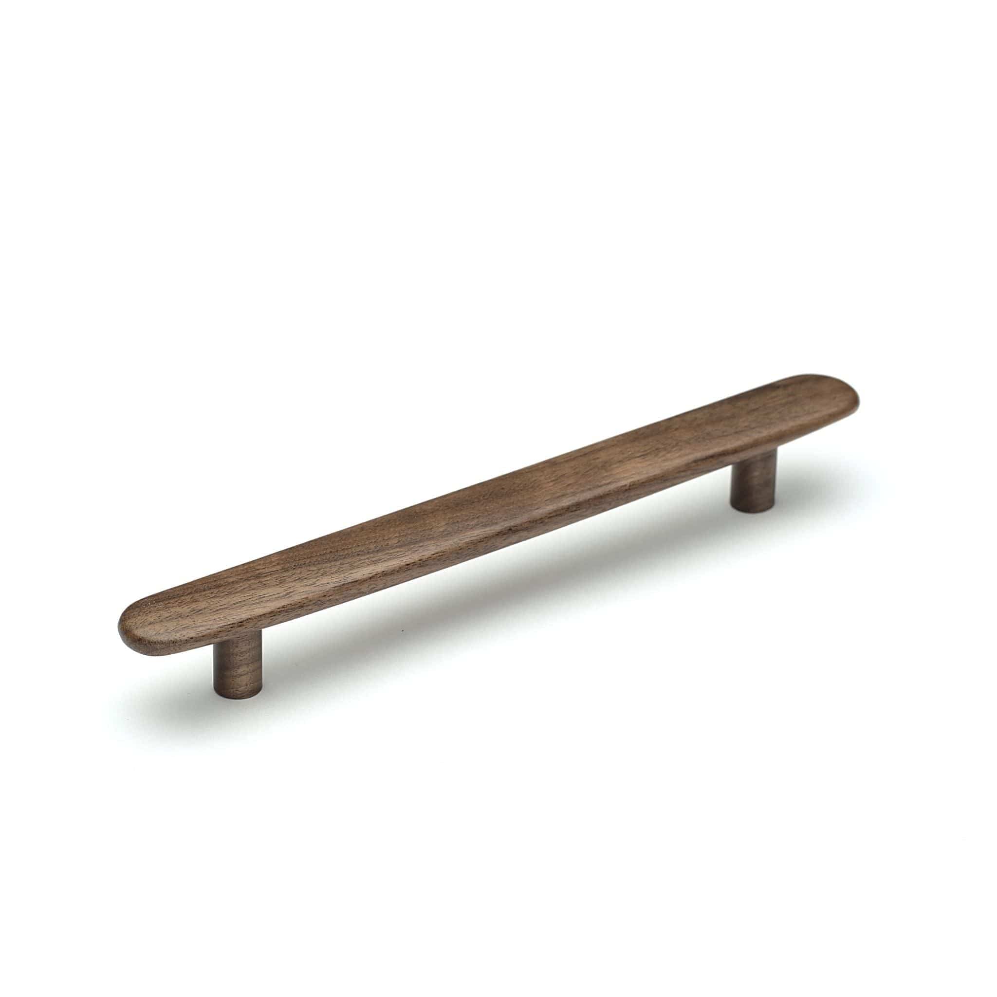 Brutus | Greb i Lakeret Valnød L 224 mm (C/C 160 mm) Vonsild FINICC