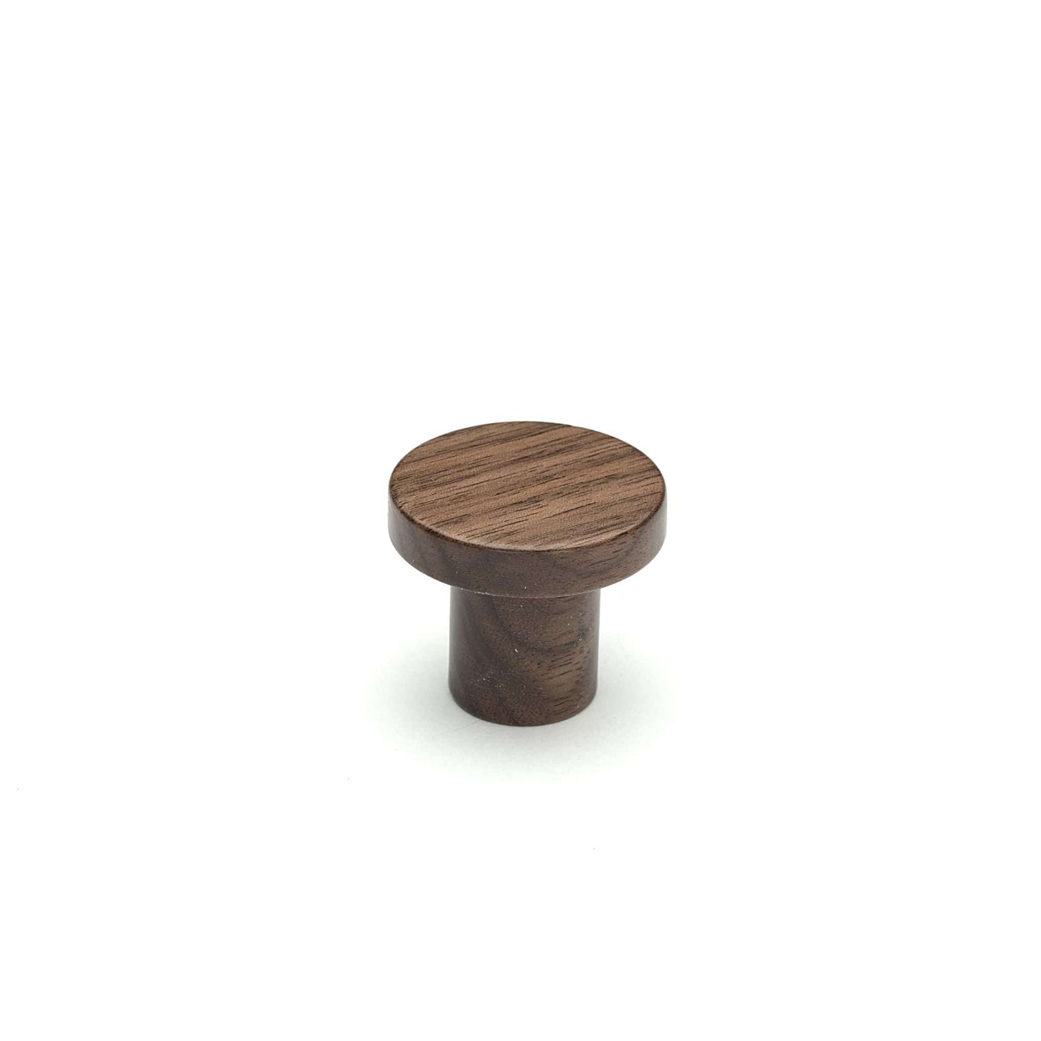 Circum | Møbelknop eller Knage i Lakeret Valnød Ø 33 mm x D 28 mm Vonsild FINICC