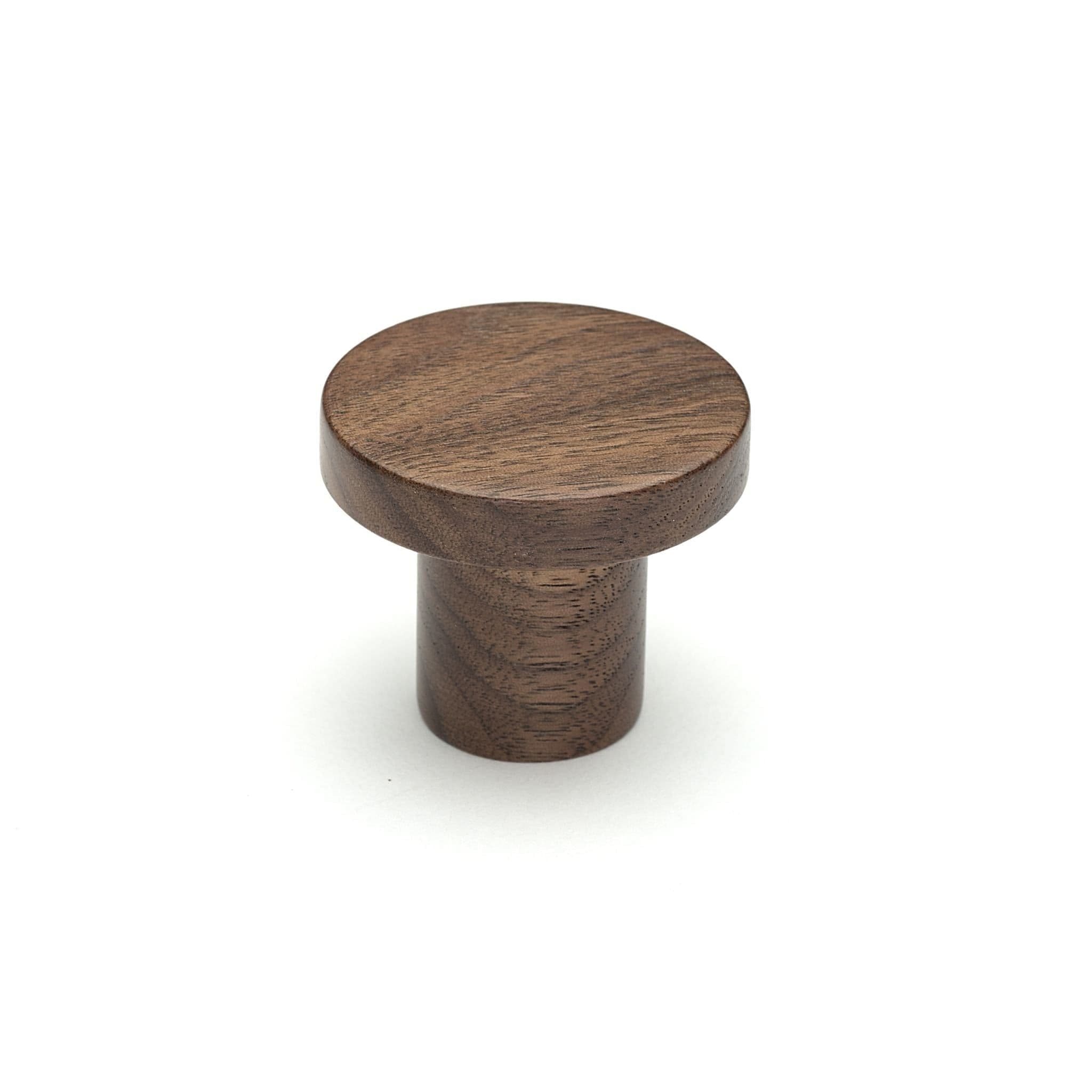 Circum | Møbelknop eller Knage i Lakeret Valnød Ø 48 mm x D 40,5 mm Vonsild FINICC