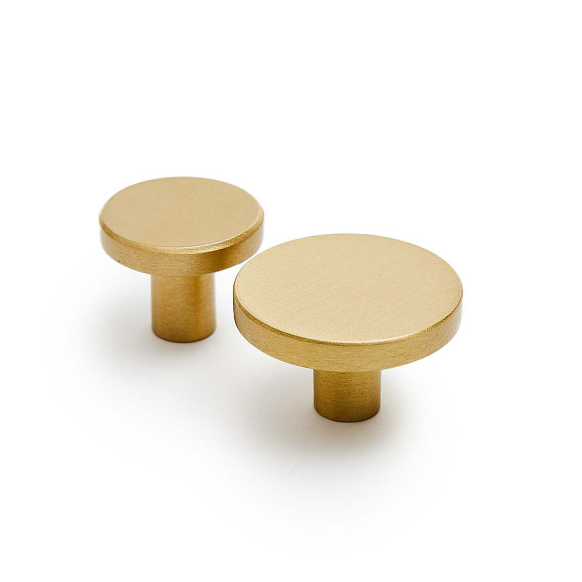 Dot | Knop/Knage i Børstet Messing Med lak MOUD Home FINICC