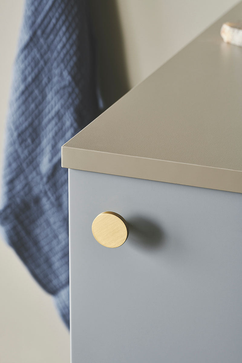 Dot | Knop/Knage i Børstet Messing Med lak MOUD Home FINICC