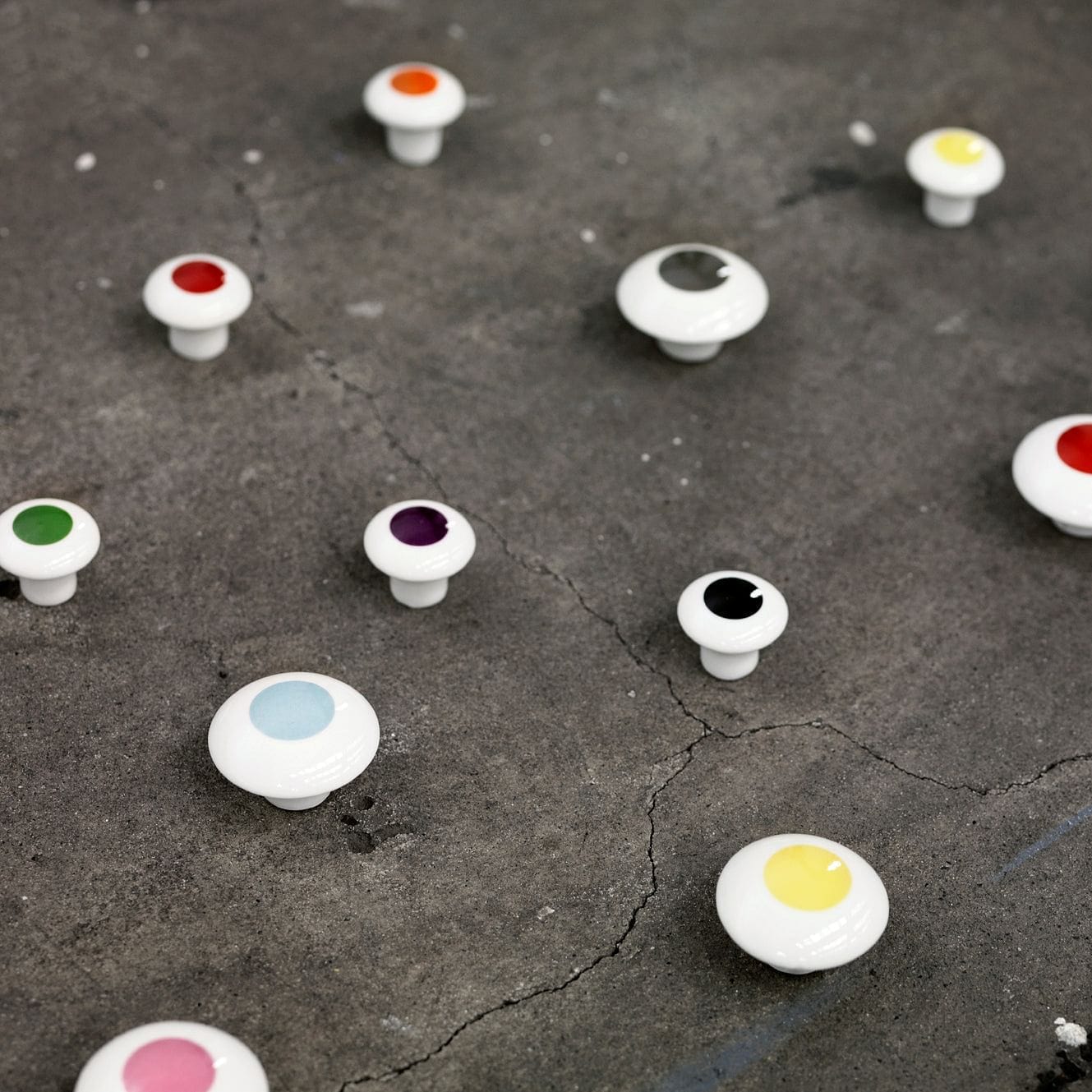 Dot Purple | Møbelknop eller Knage i Porcelæn / Lilla Anne Black FINICC