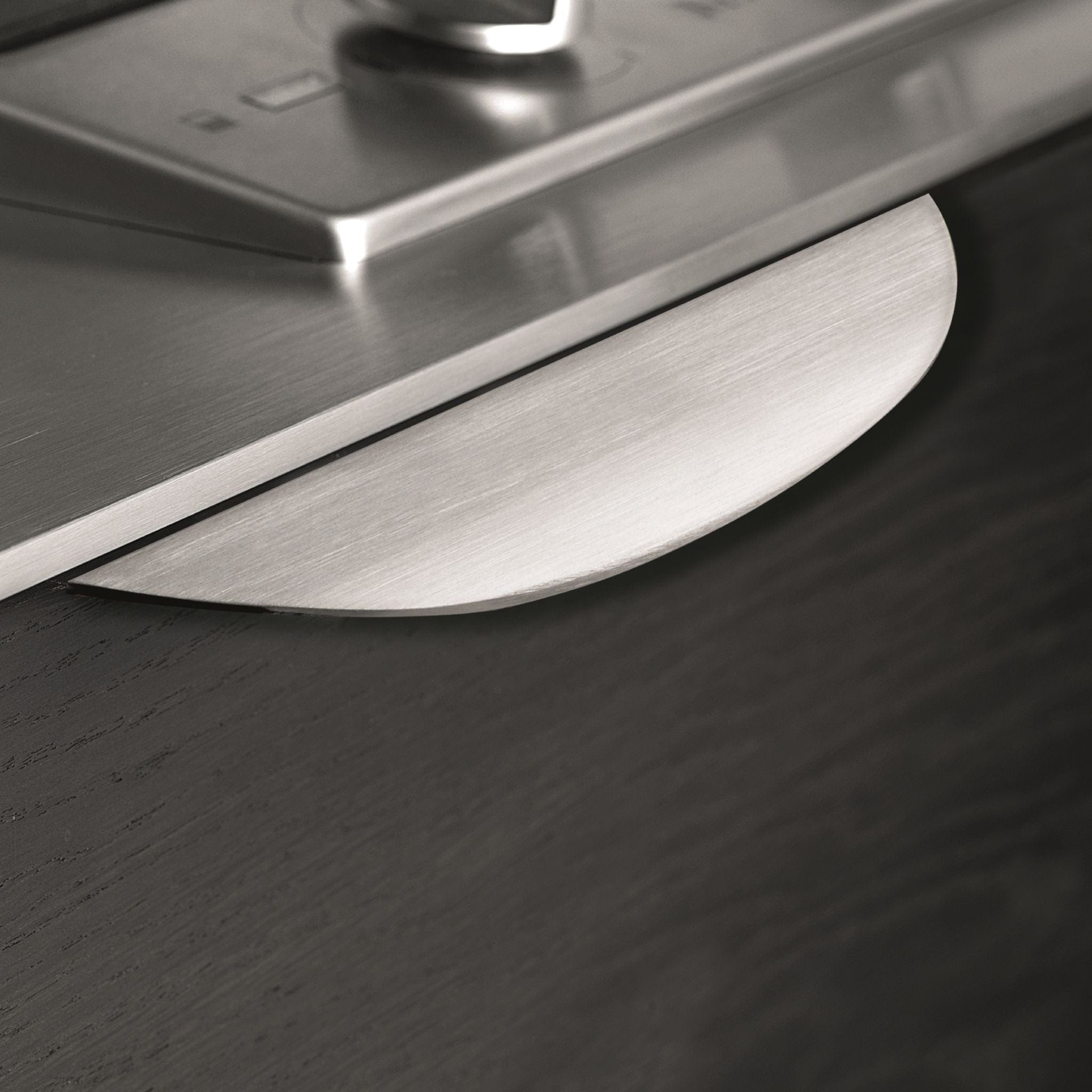 Edge Bow | Greb i Rustfrit Stål Finish Furnipart FINICC