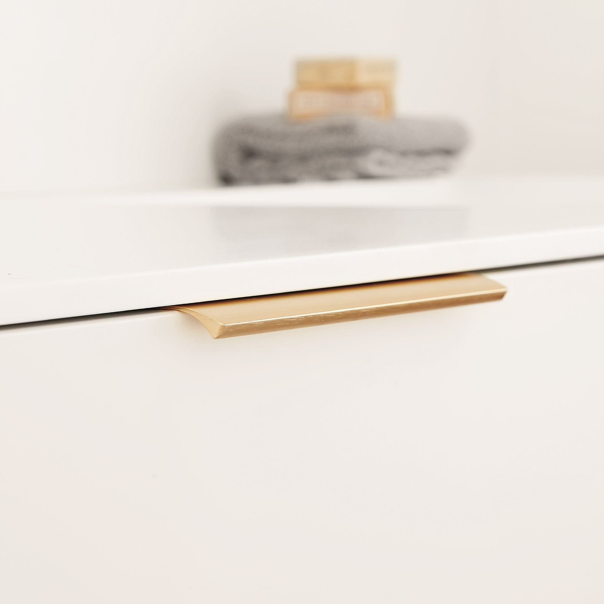 Edge Straight | Greb i Børstet Messing Furnipart FINICC