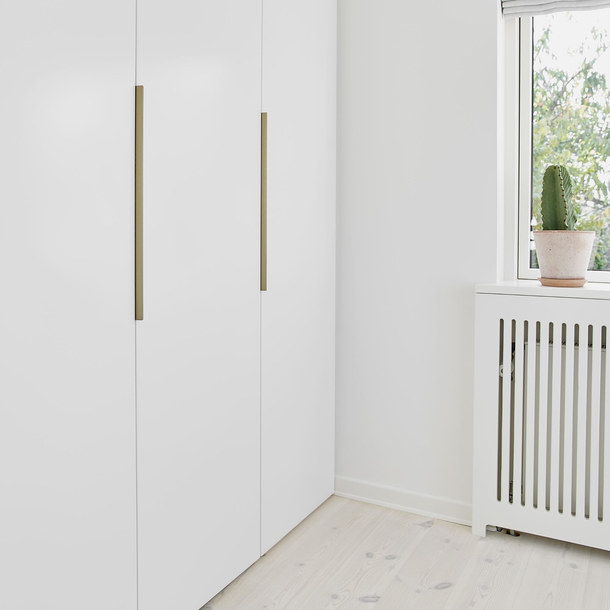 Edge Straight | Greb i Børstet Messing Furnipart FINICC