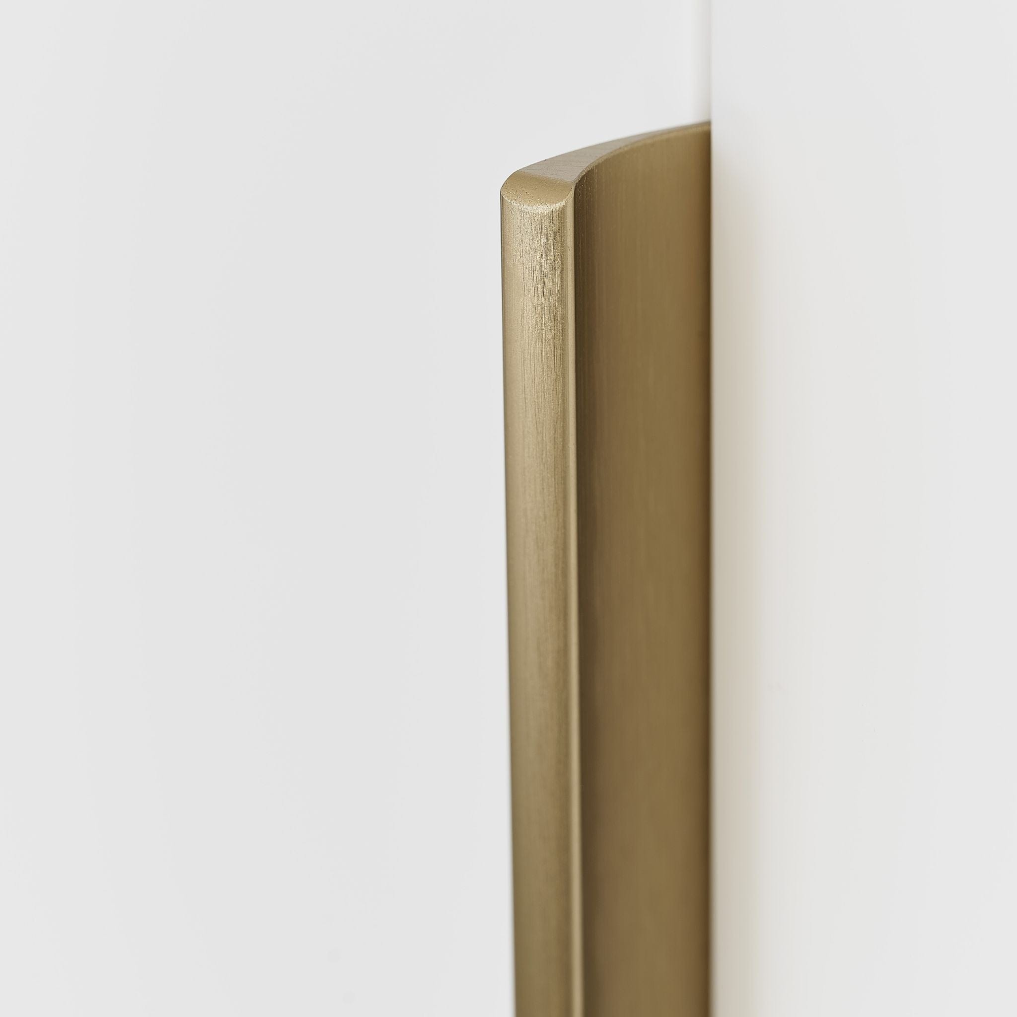 Edge Straight | Greb i Børstet Messing Furnipart FINICC