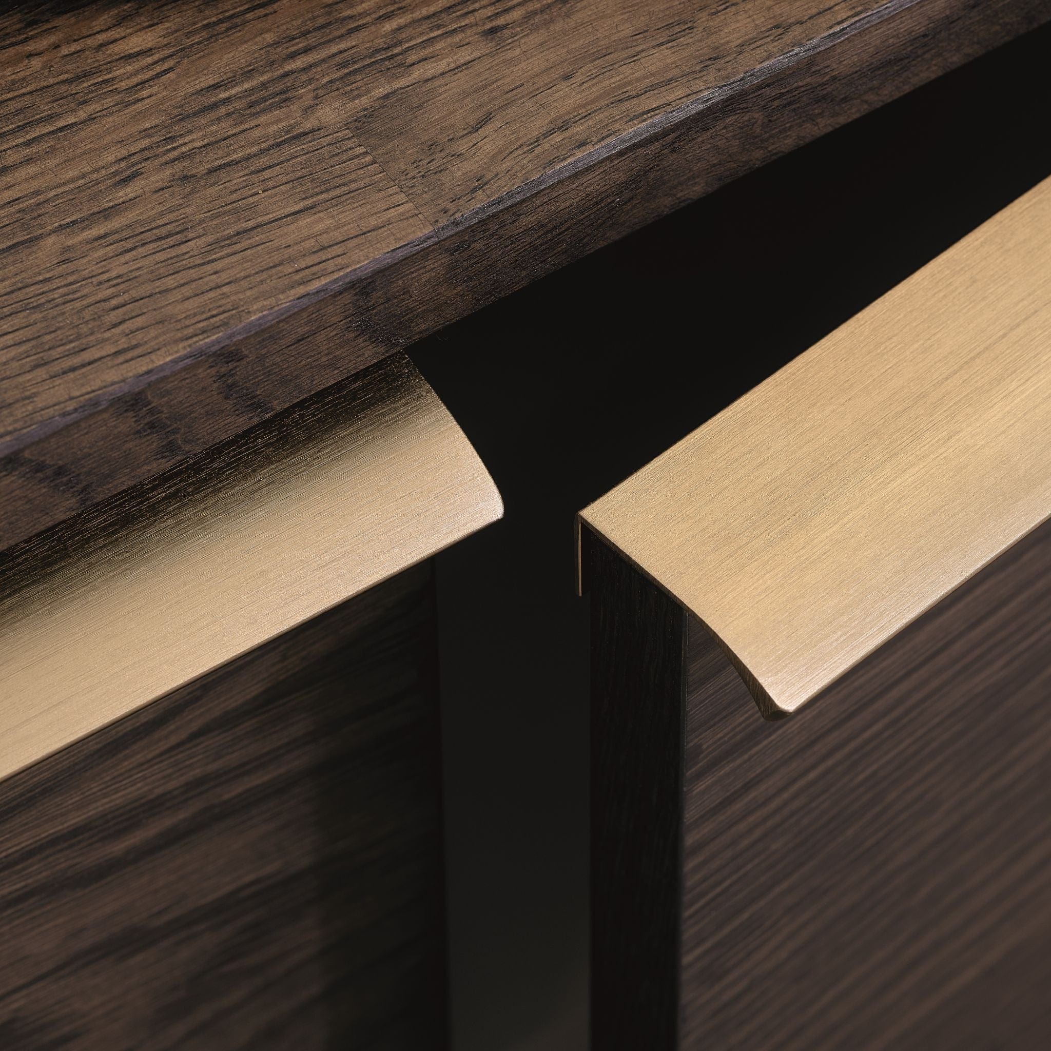 Edge Straight | Greb i Børstet Messing Furnipart FINICC