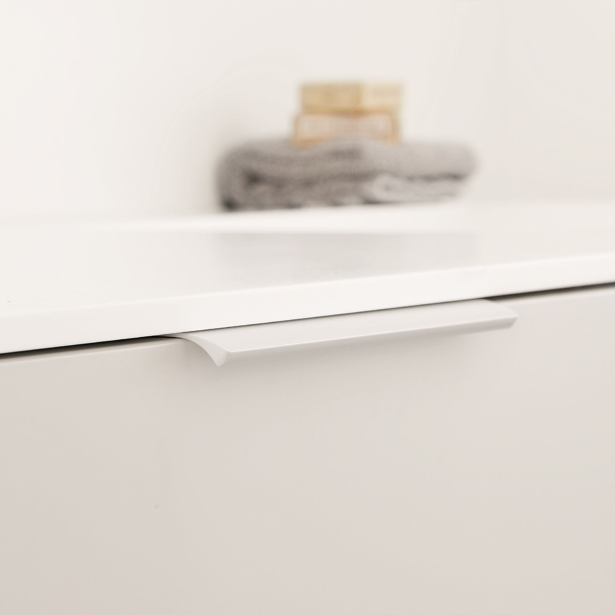 Edge Straight | Greb i Blank Hvid (RAL 9010) Furnipart FINICC