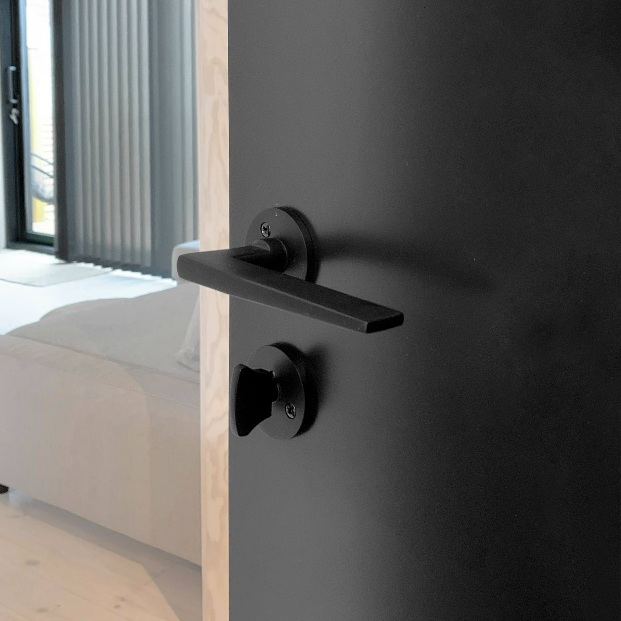 Edmonton | Dørhåndtag i Børstet Krom inkl nøgleskilte L 125 mm (C/C 30 mm) Habo HB-19066 FINICC