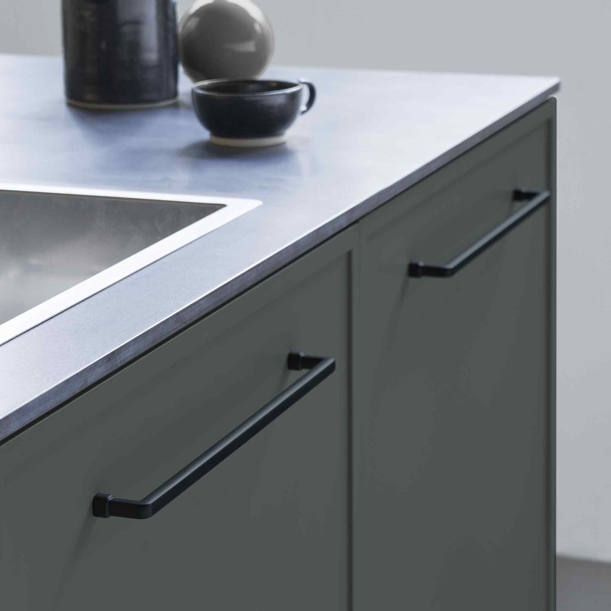 Equester | Greb i Mat Sort Furnipart FINICC