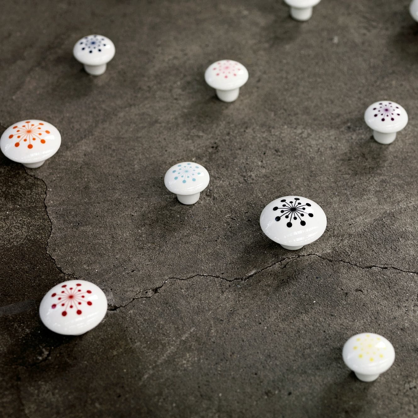 Flower Red | Møbelknop eller Knage i Porcelæn / Rød Anne Black FINICC