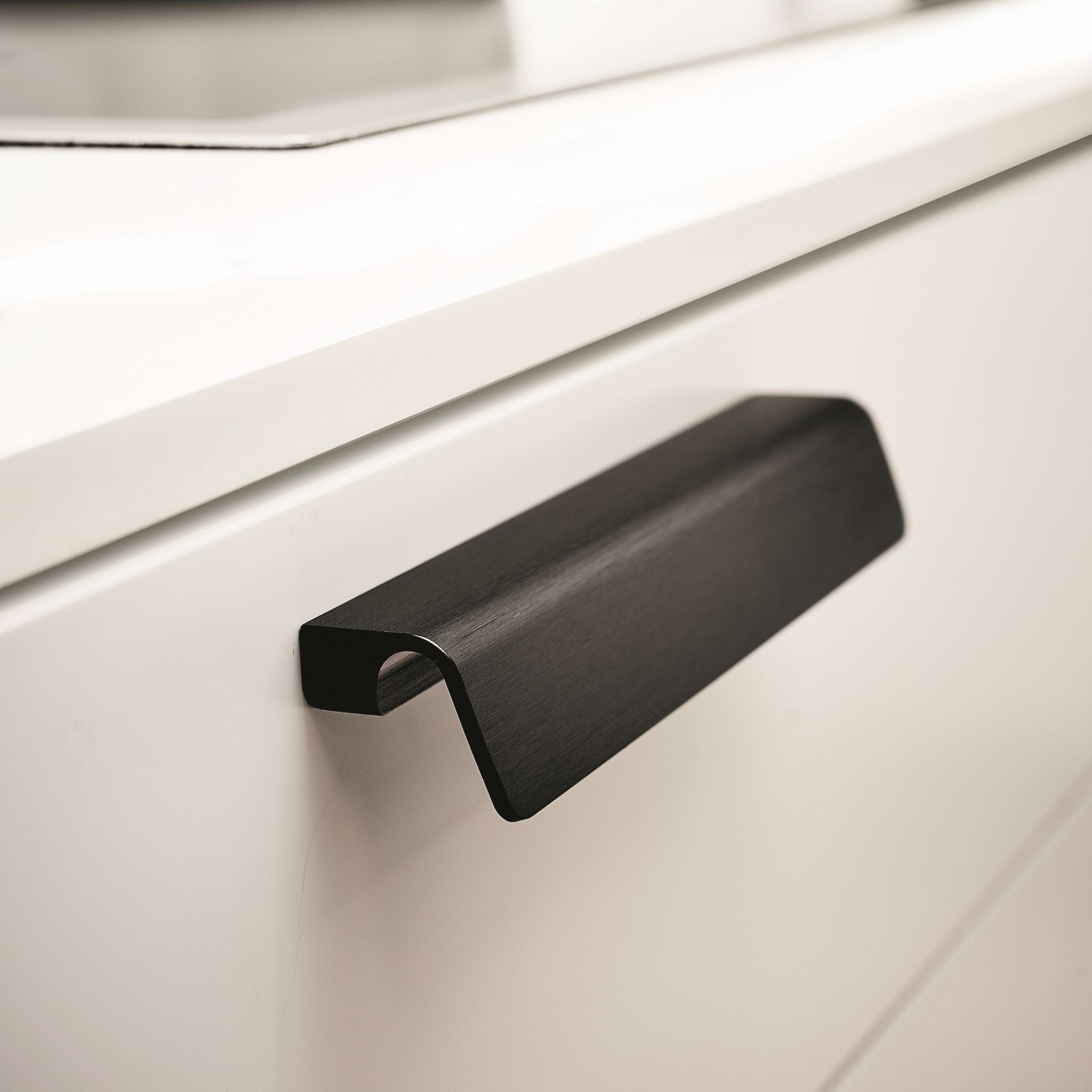 Fringe | Greb i Børstet Mat Sort L 170 mm (C/C: 160 mm) Furnipart FP-442220160-76 FINICC