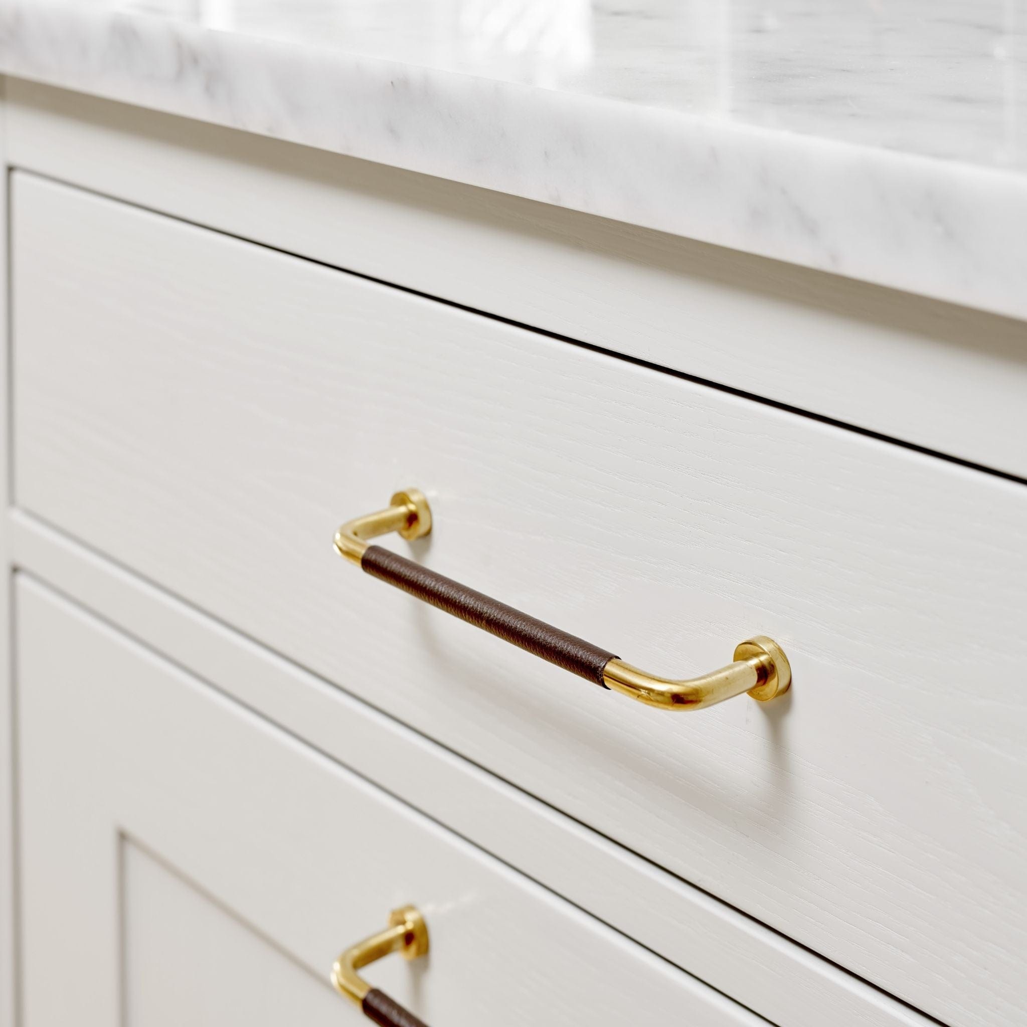 Lounge | Greb i Brun Læder / Poleret Messing L 174 mm (C/C: 160 mm) Furnipart FINICC