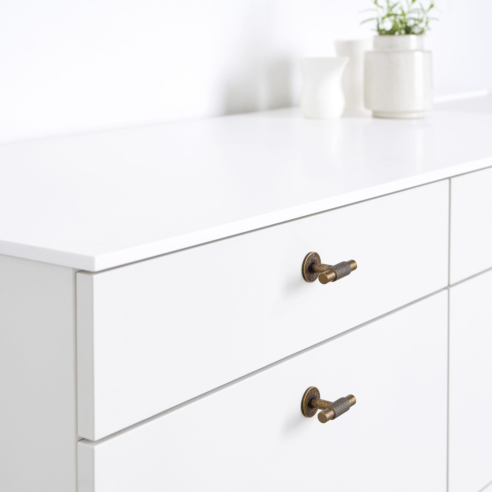 Manor T-Bar | Greb/Knop i Antik Messing med bagplade L 54 mm x D 39 mm Furnipart FP-549120054-39 FINICC