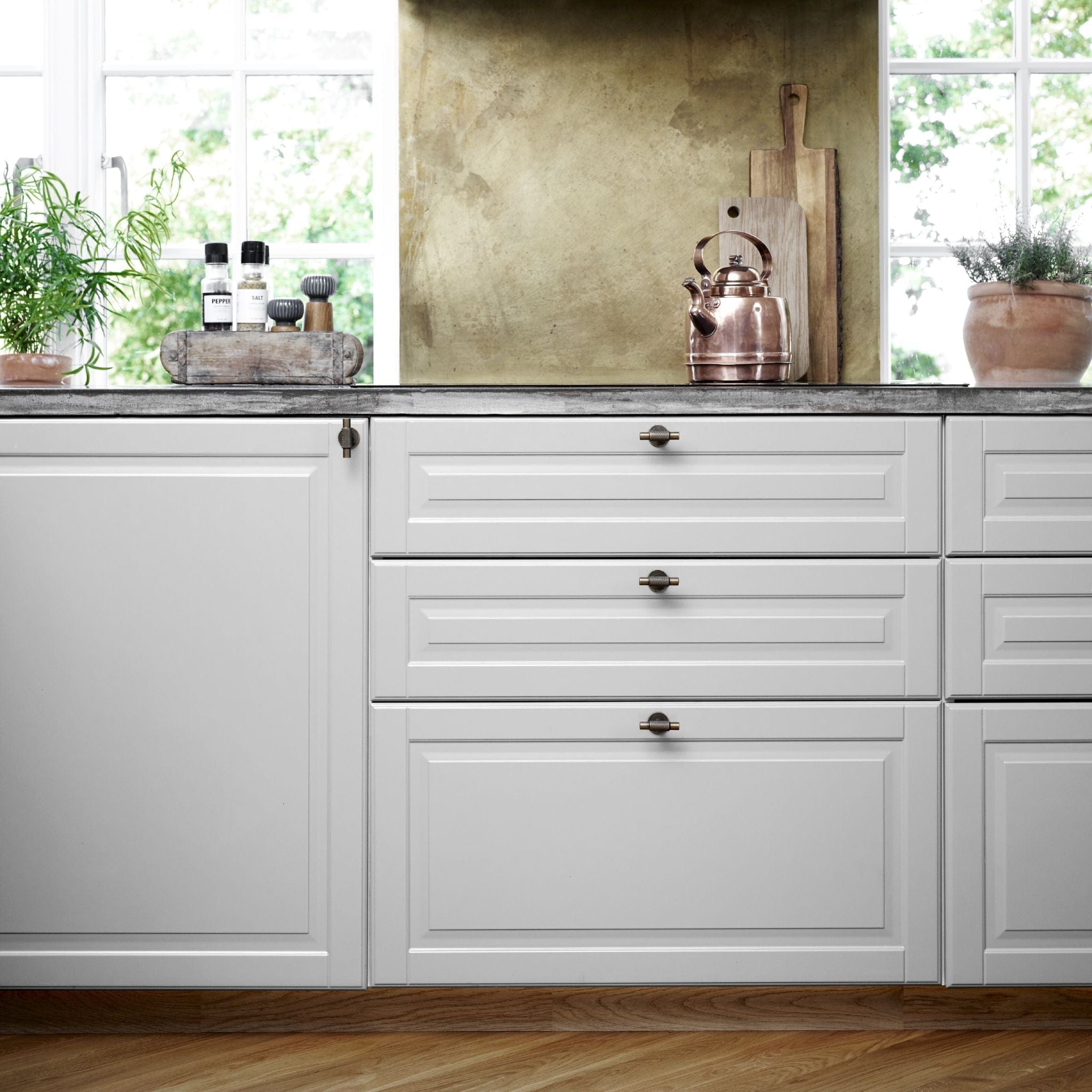 Manor T-Bar | Greb/Knop i Antik Messing med bagplade L 54 mm x D 39 mm Furnipart FP-549120054-39 FINICC