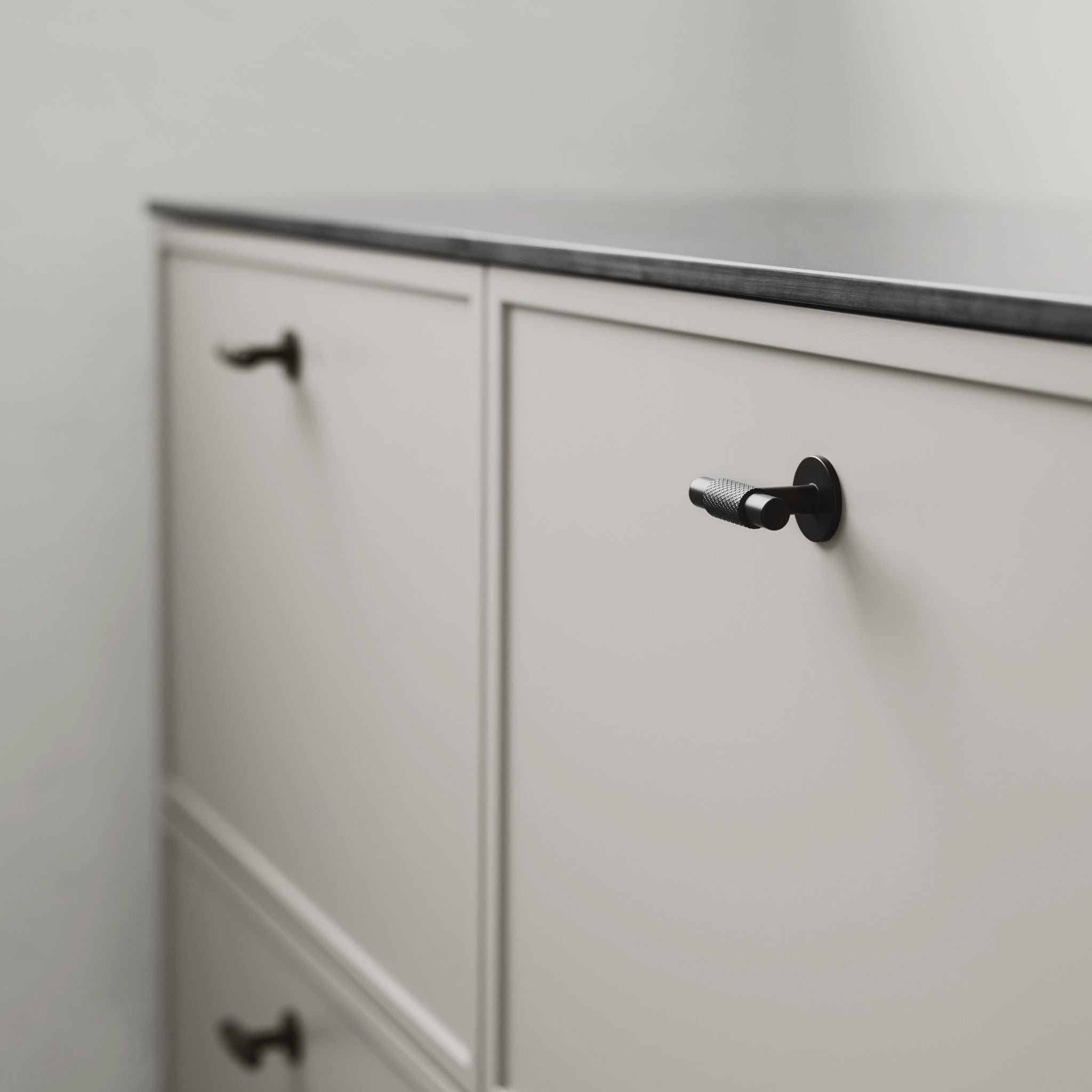 Manor T-Bar | Greb/Knop i Mat Sort med bagplade L 54 mm x D 39 mm Furnipart FP-549120054-99 FINICC