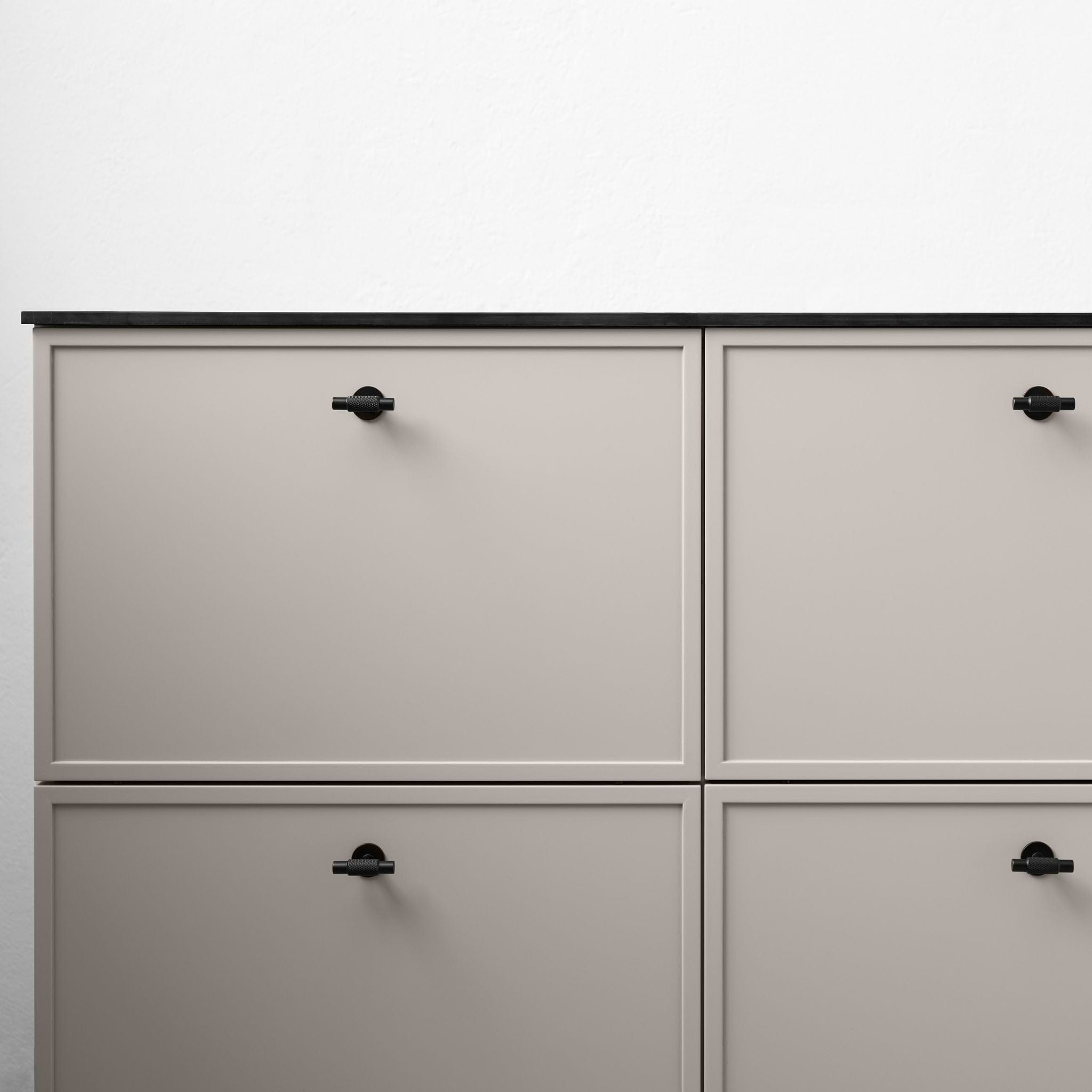 Manor T-Bar | Greb/Knop i Mat Sort med bagplade L 54 mm x D 39 mm Furnipart FP-549120054-99 FINICC