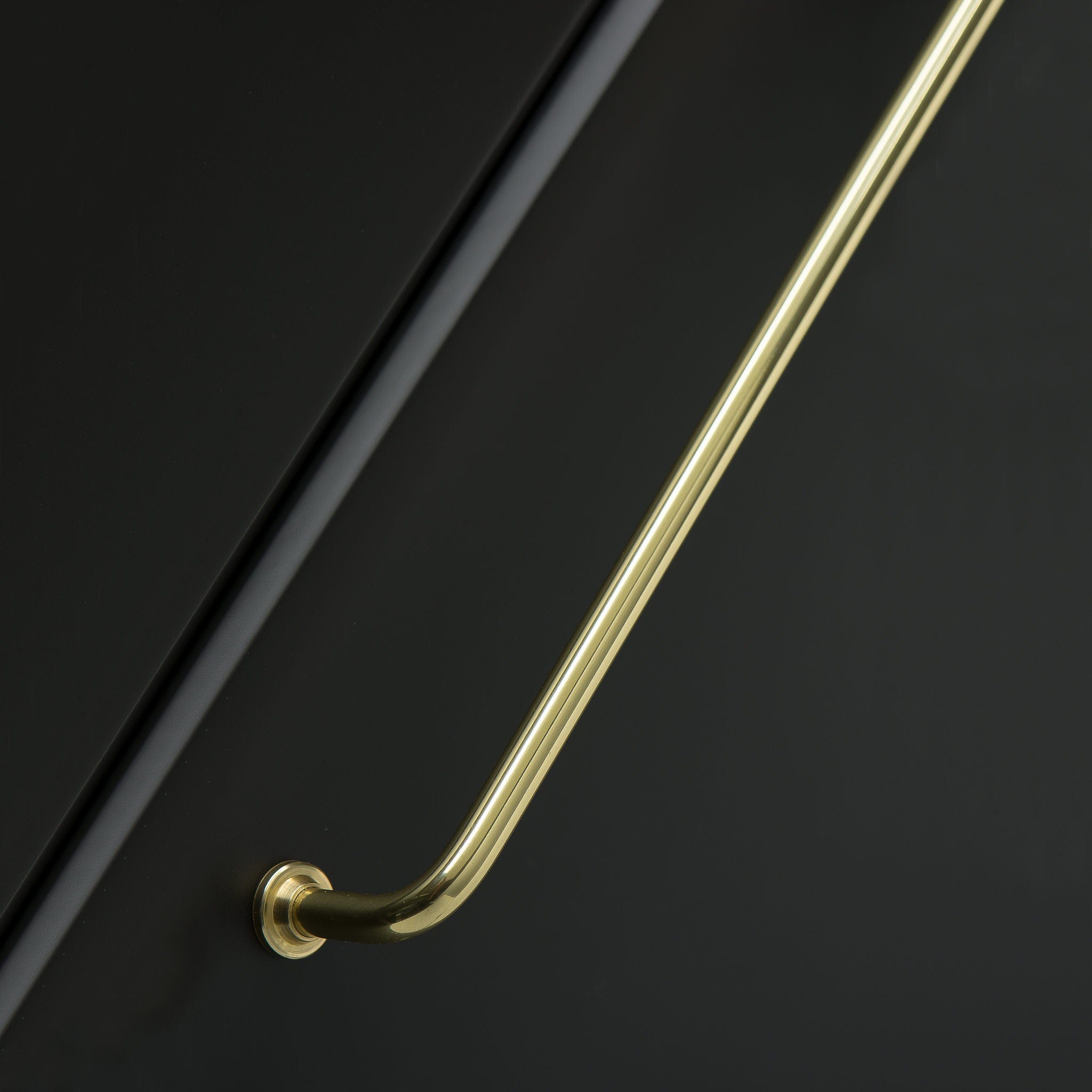 1353 | Greb i Blank Messing med Lak - 2025 model Beslag Design FINICC