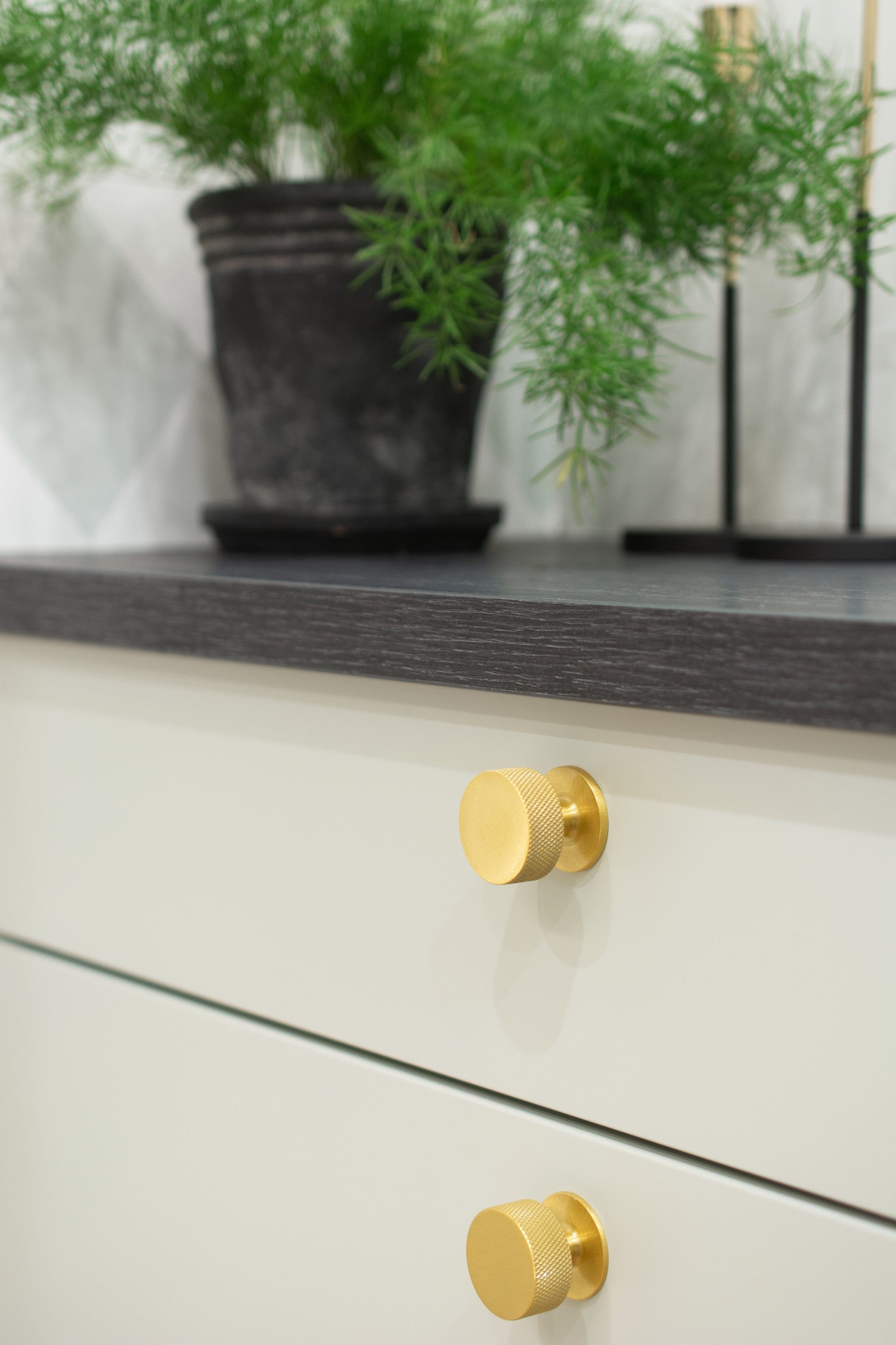 Crest | Knop i Børstet Messing Finish Beslag Design FINICC