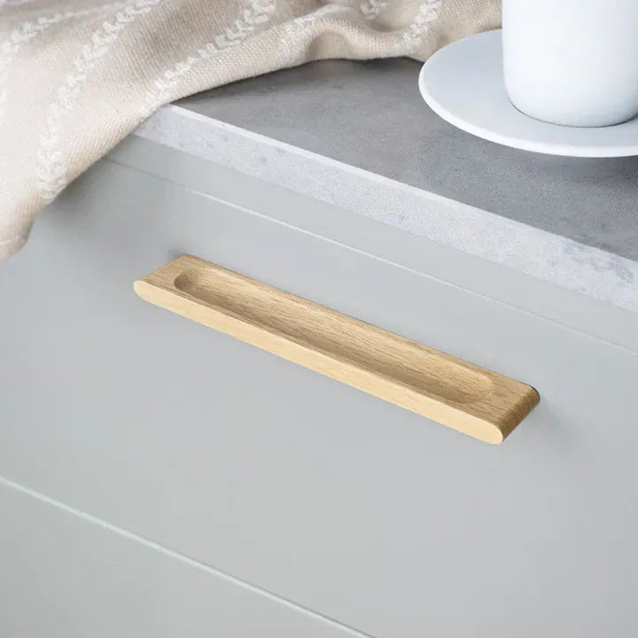 Dalen | Greb i Lakeret Eg Beslag Design FINICC