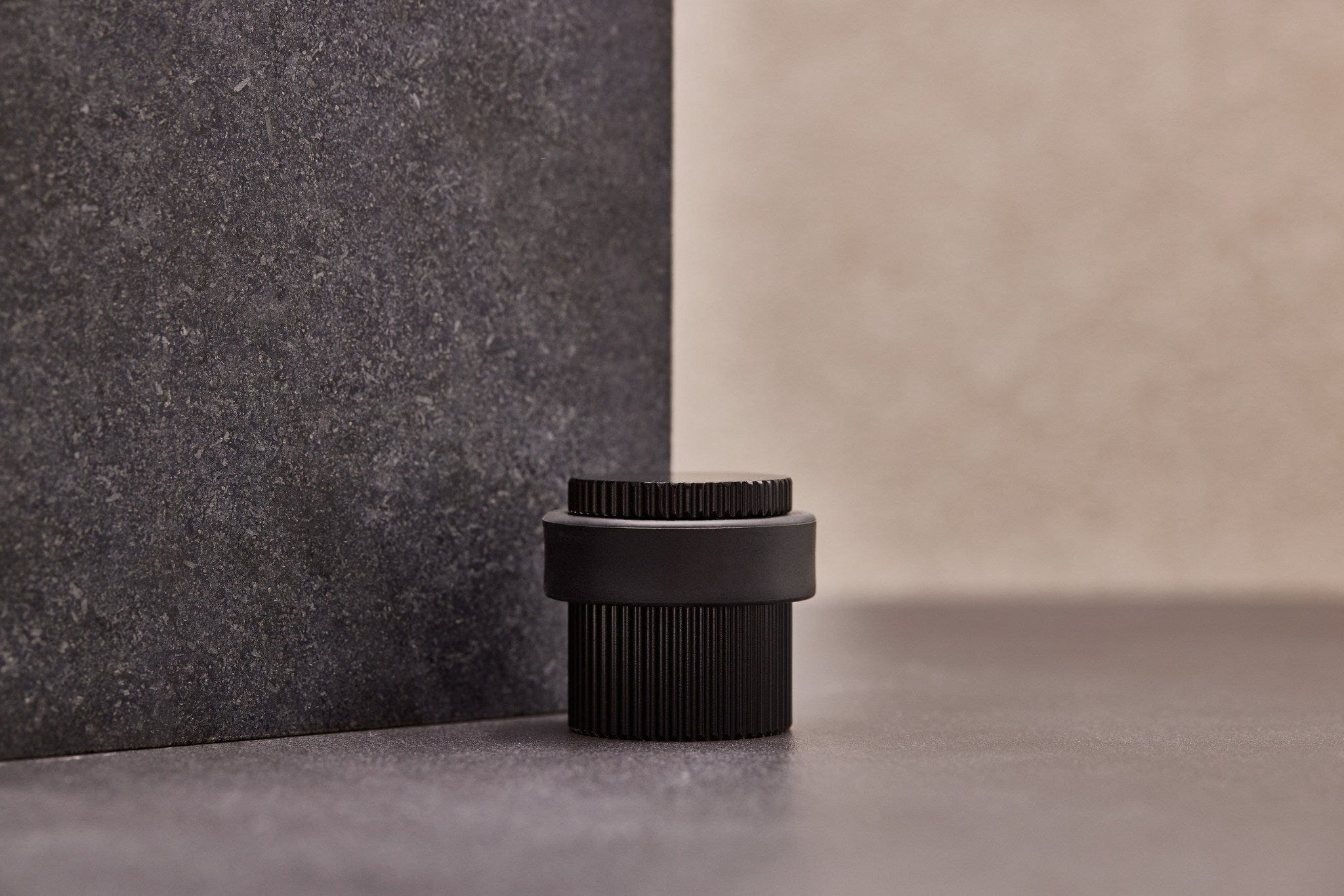 Helix Stripe | Dørstopper i Mat Sort - gulv monteret Ø 38 mm x H 36 mm Beslag Design 753110-41 FINICC