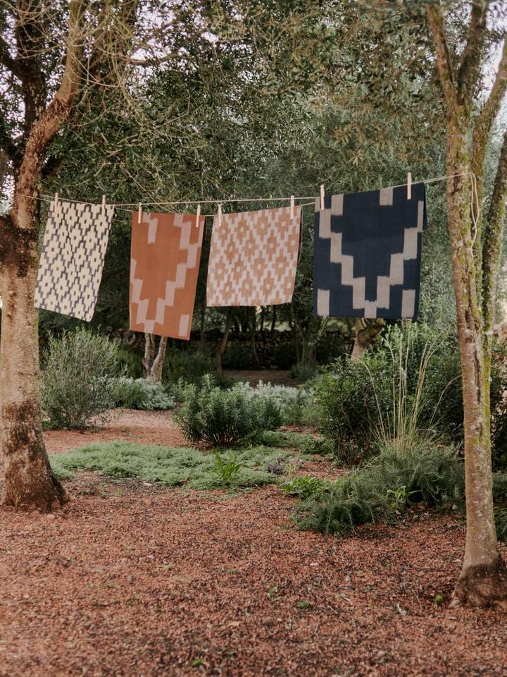 Ikat | Viskestykke i Ink Blue/Parchment L 70 cm x B 50 cm ferm LIVING FL-1104270942 FINICC
