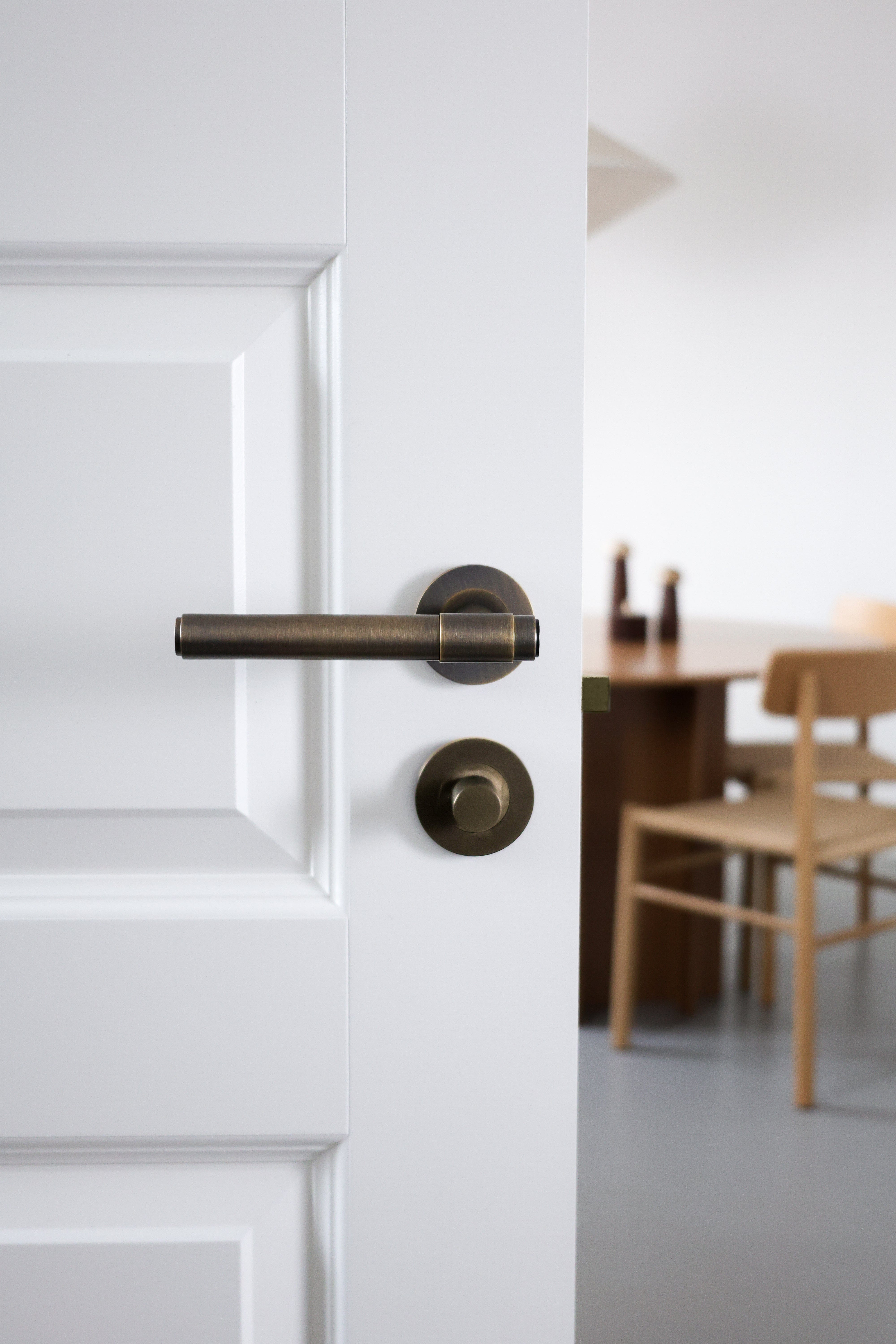 Kingston Plain | Dørhåndtag i Antik Messing Alexander & Wilks AW241AB-SET FINICC