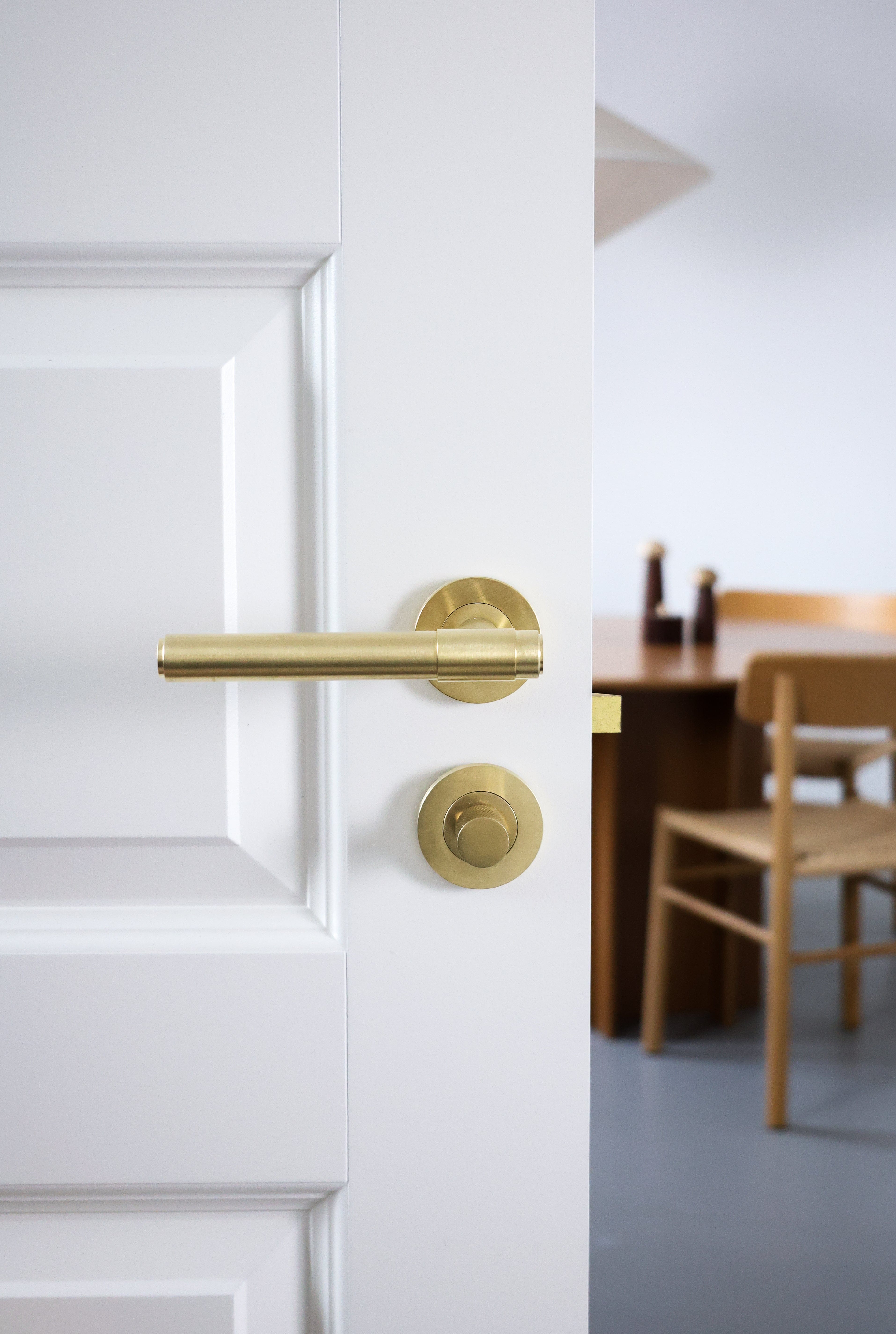 Kingston Plain | Dørhåndtag i Børstet Messing med Lak Alexander & Wilks AW241SBPVD-SET FINICC