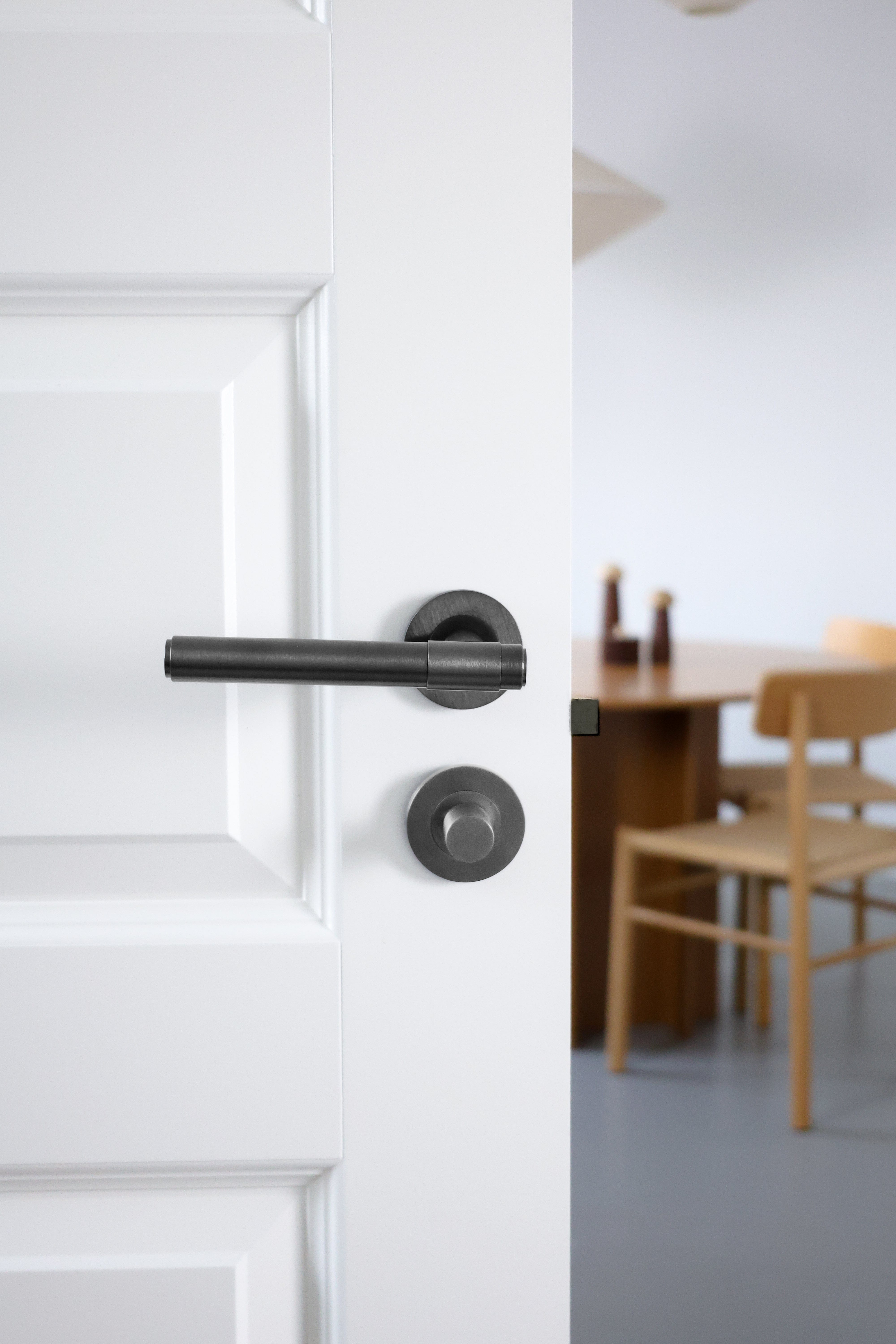 Kingston Plain | Dørhåndtag i Dark Bronze Alexander & Wilks AW241DBZPVD-SET FINICC