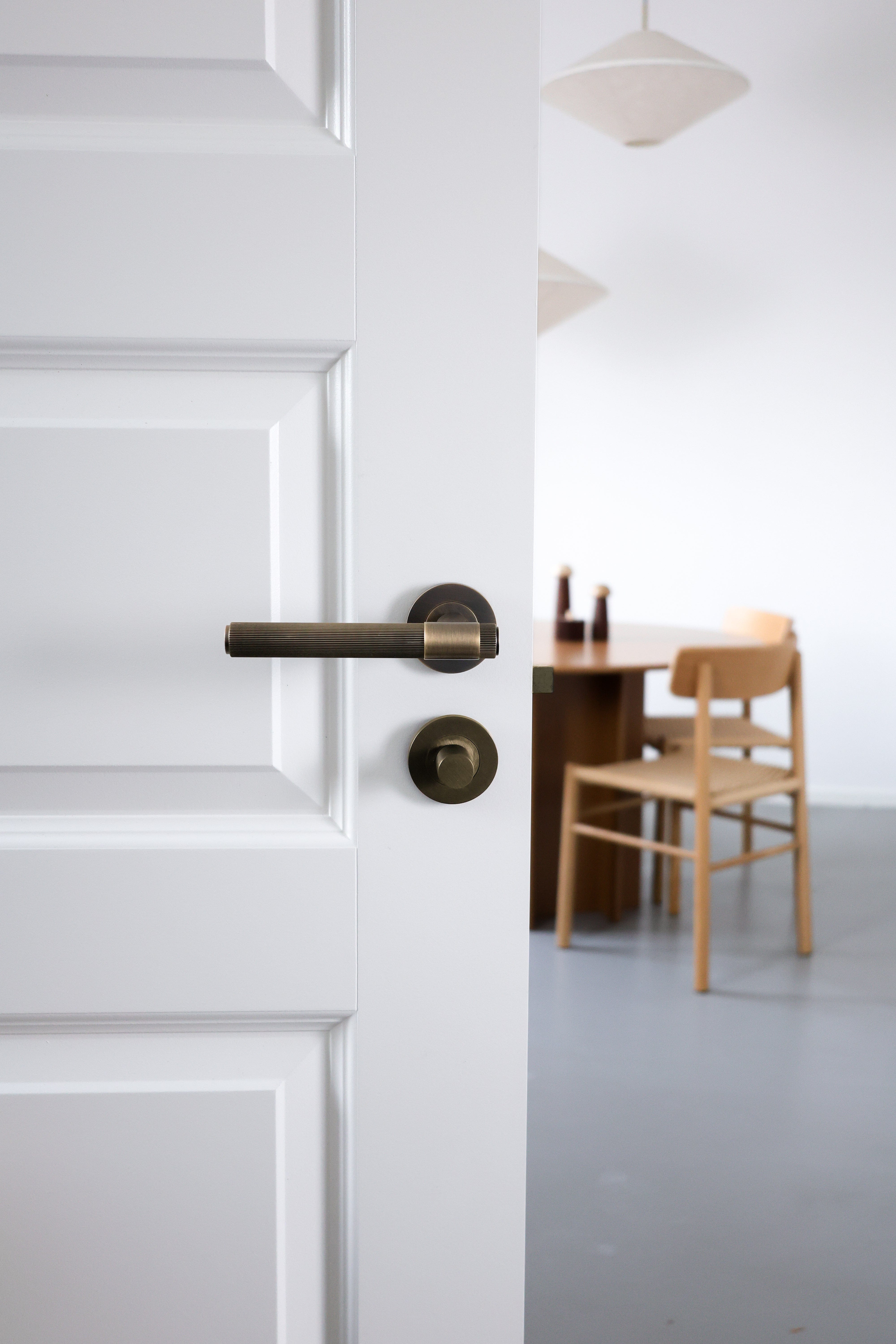 Kingston Reeded | Dørhåndtag i Antik Messing Alexander & Wilks AW242AB-SET FINICC