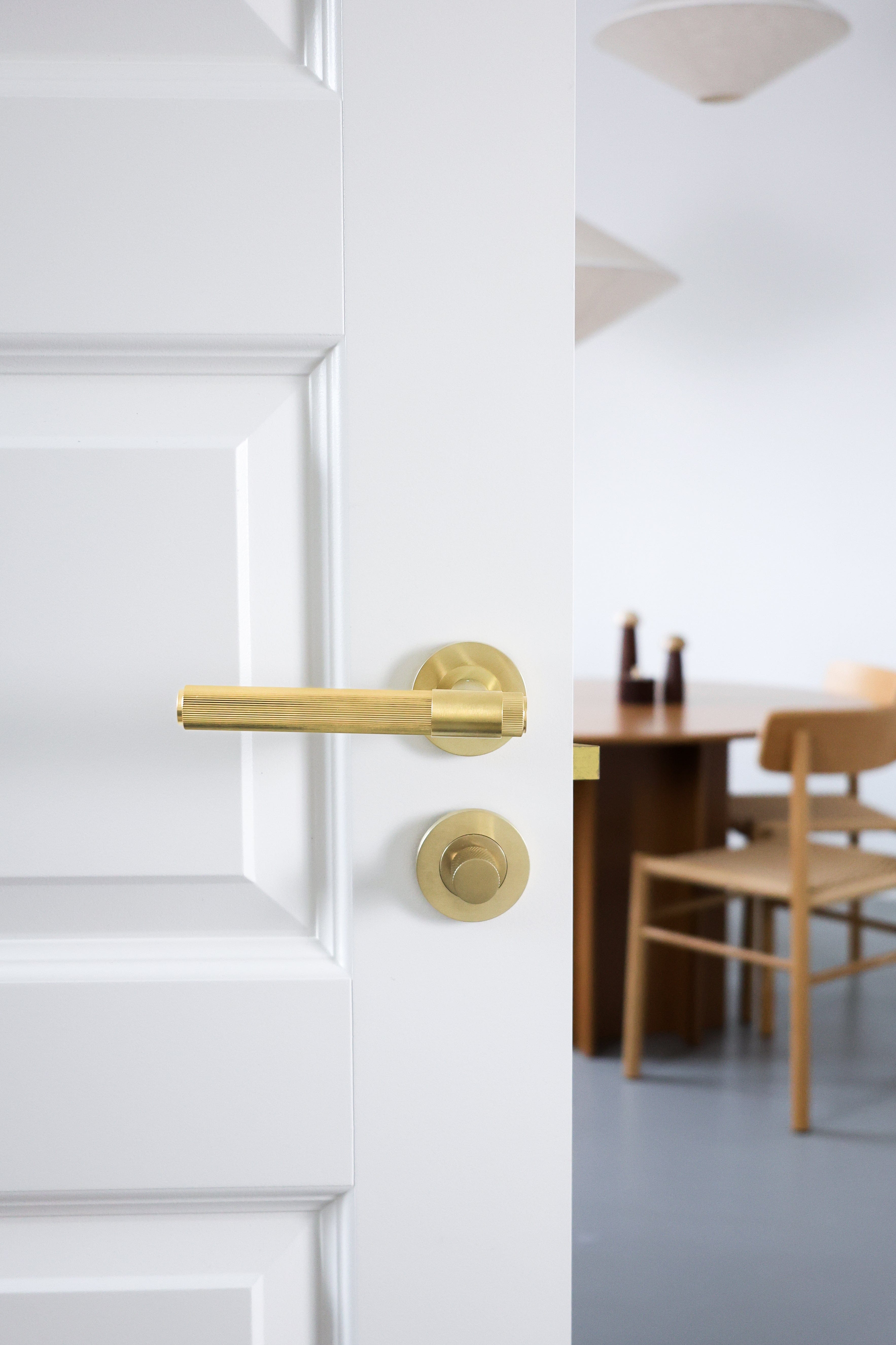 Kingston Reeded | Dørhåndtag i Børstet Messing med Lak Alexander & Wilks AW242SBPVD-SET FINICC