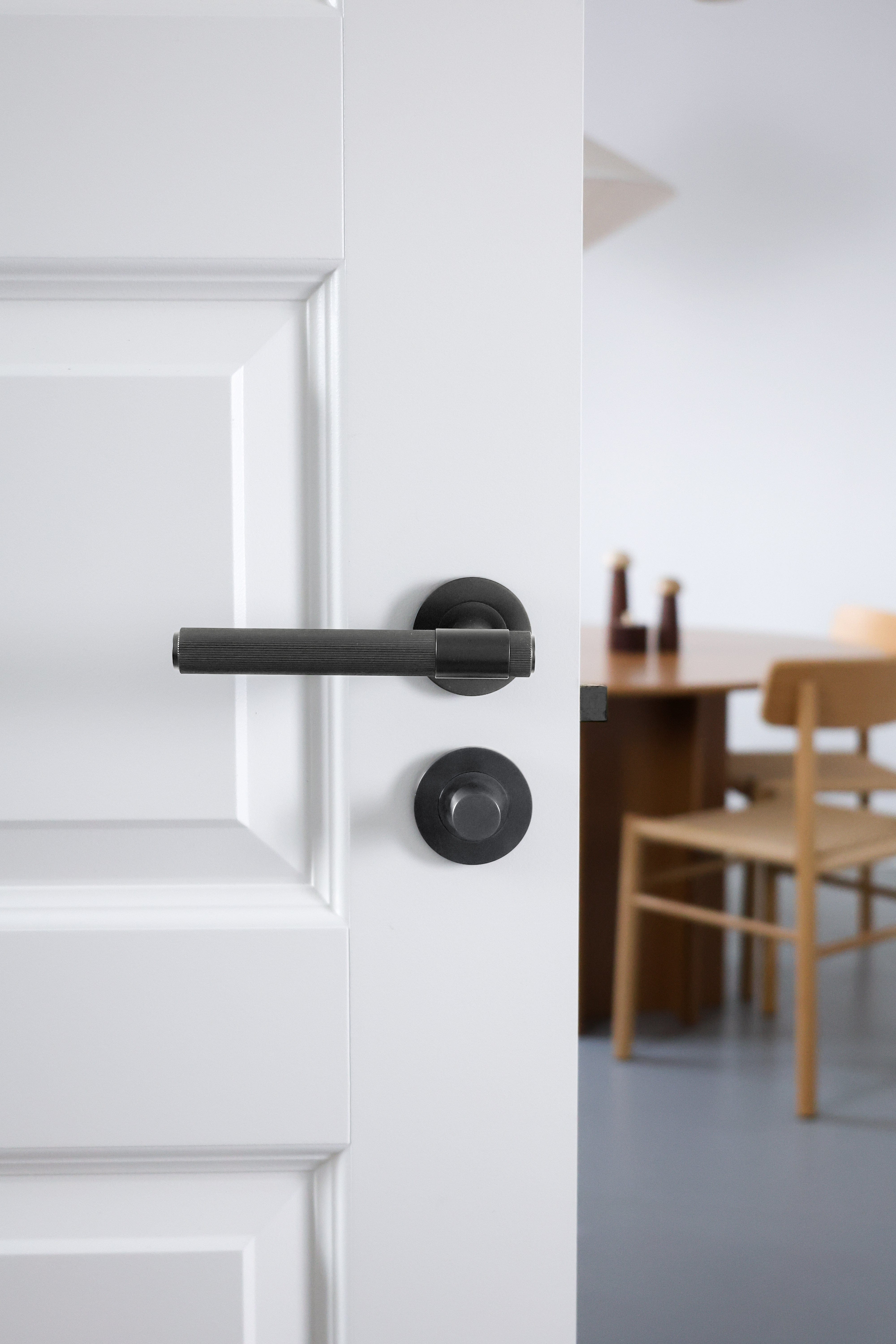 Kingston Reeded | Dørhåndtag i Dark Bronze Alexander & Wilks AW242DBZPVD-SET FINICC