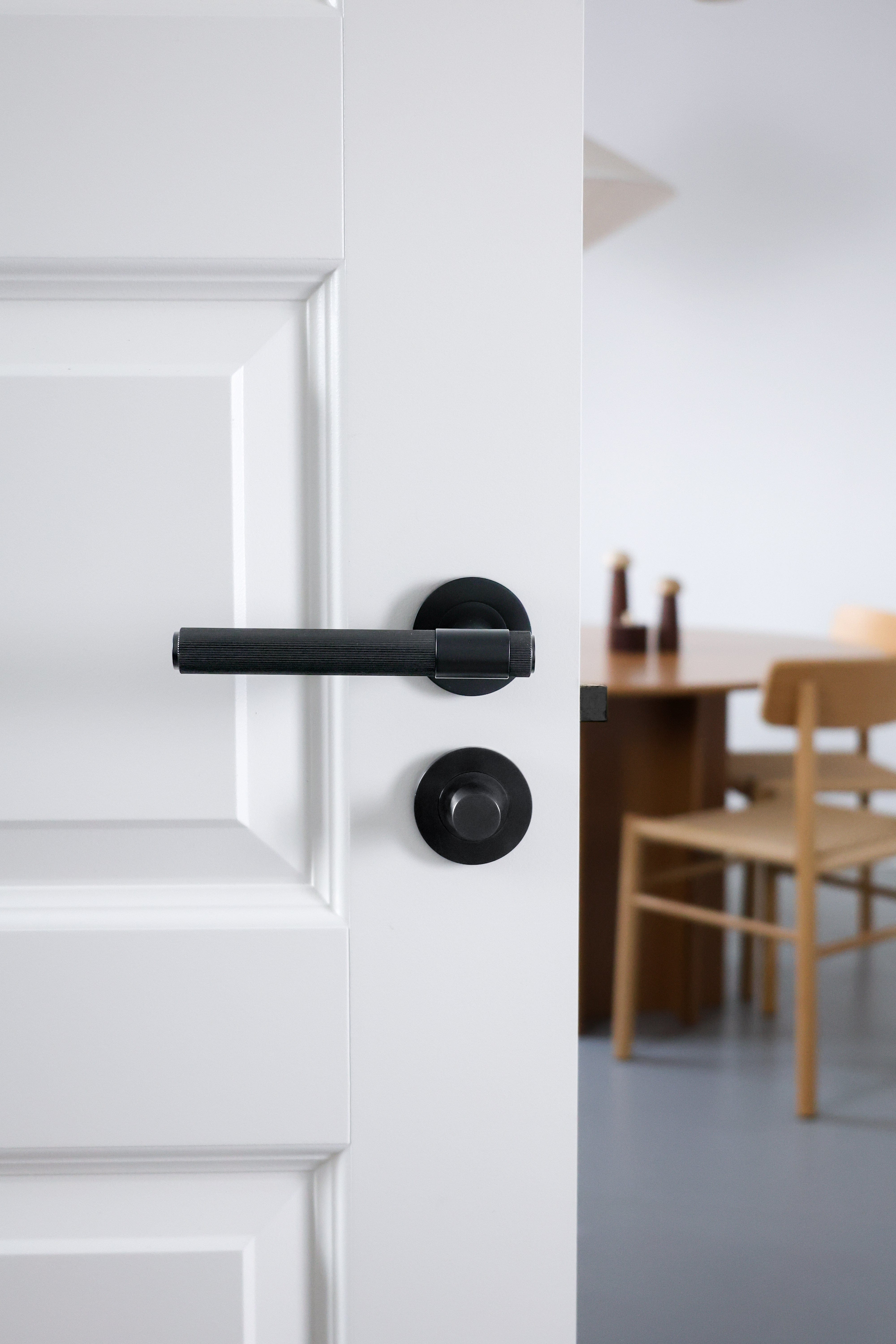 Kingston Reeded | Dørhåndtag i Sort Alexander & Wilks AW242BL-SET FINICC