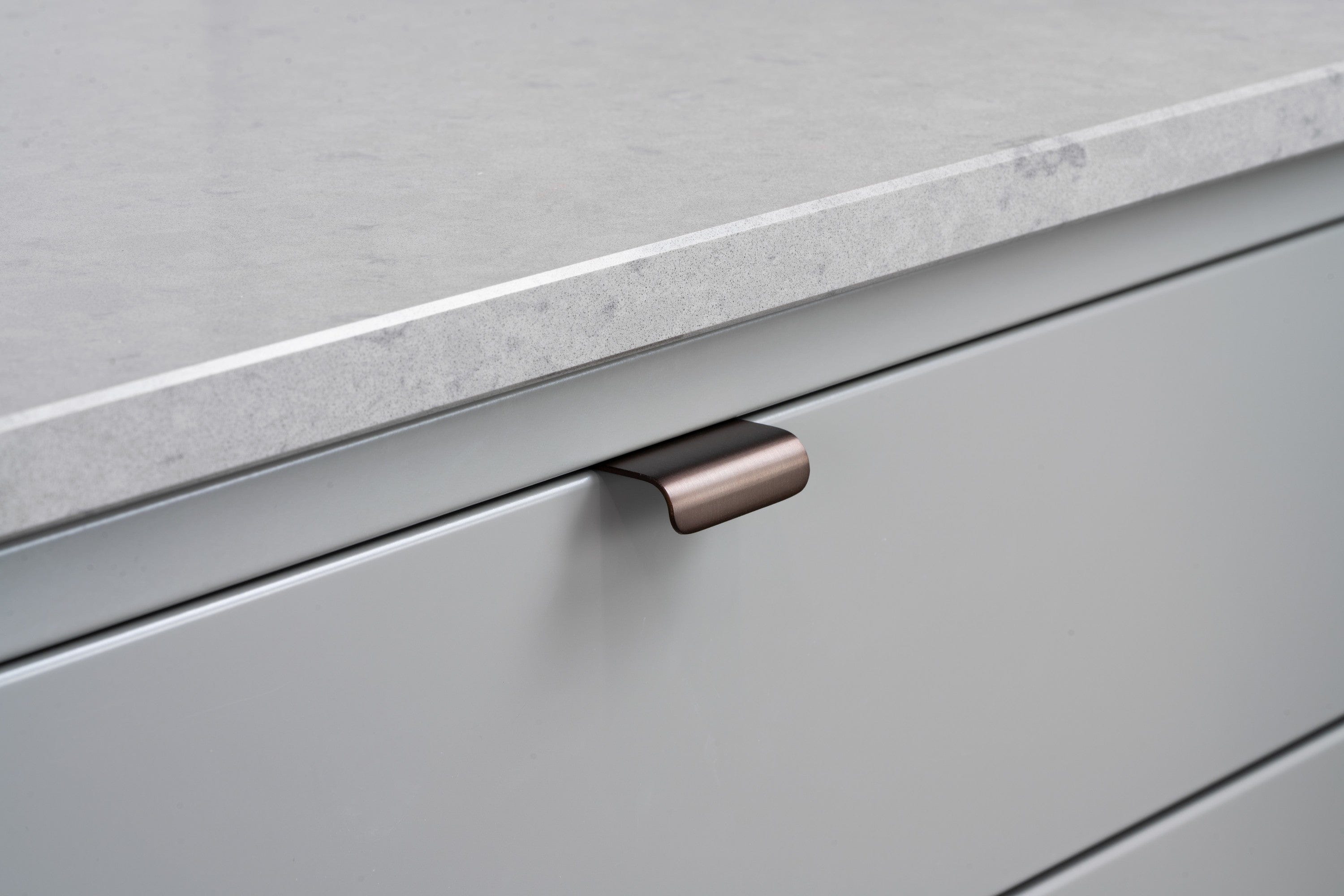 Lip | Greb i Bruneret Messing Beslag Design FINICC