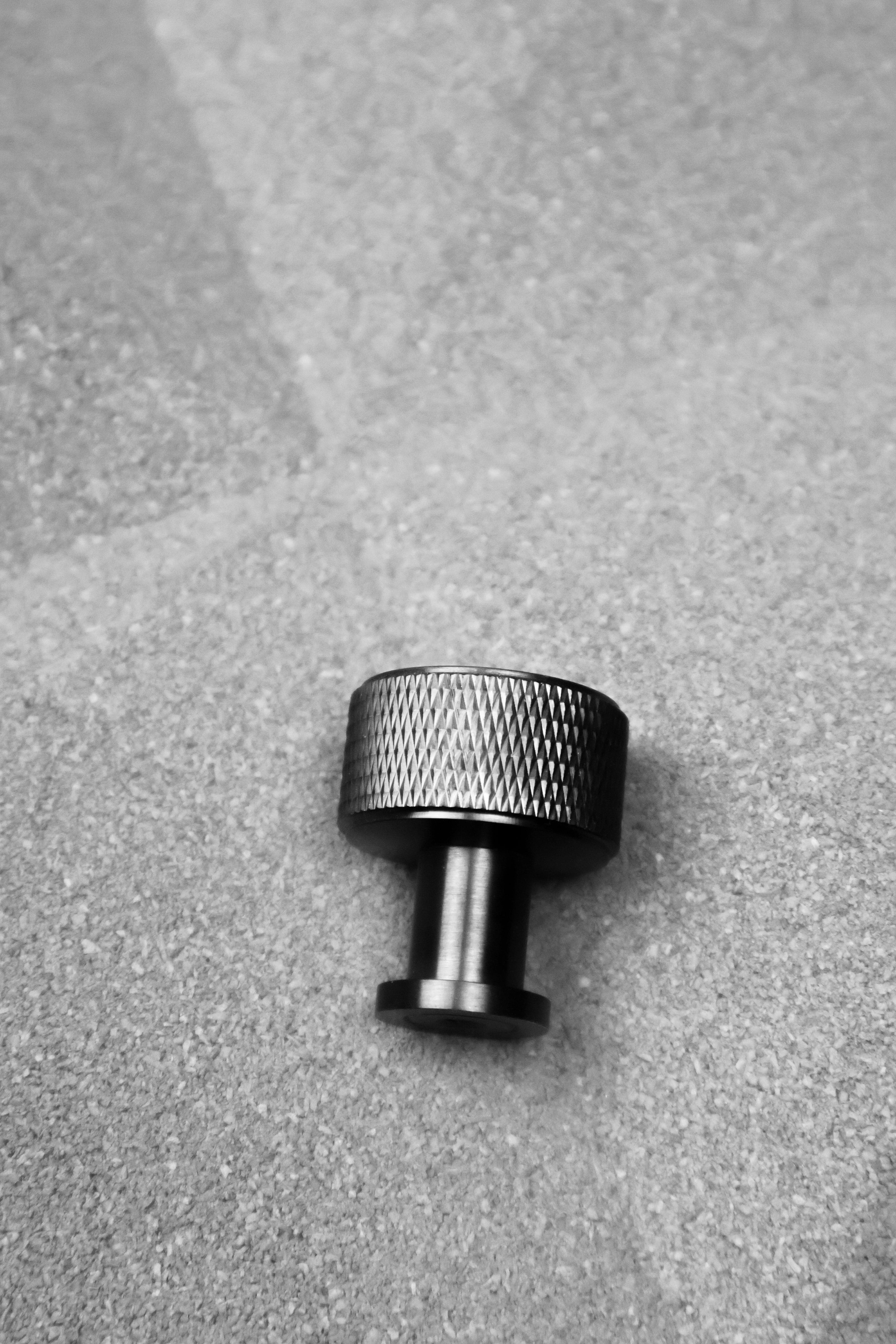 Lucia Cross | Knop i Dark Bronze Ø 29 mm x D 34 mm Alexander & Wilks AW807K-29-DBZPVD FINICC