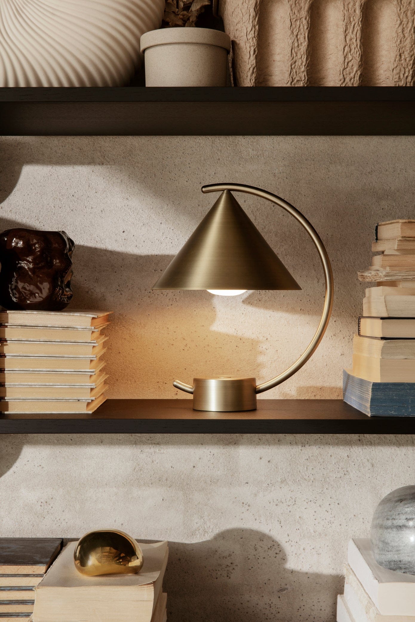 Meridian | Bordlampe i Messing ferm LIVING 110177501 FINICC