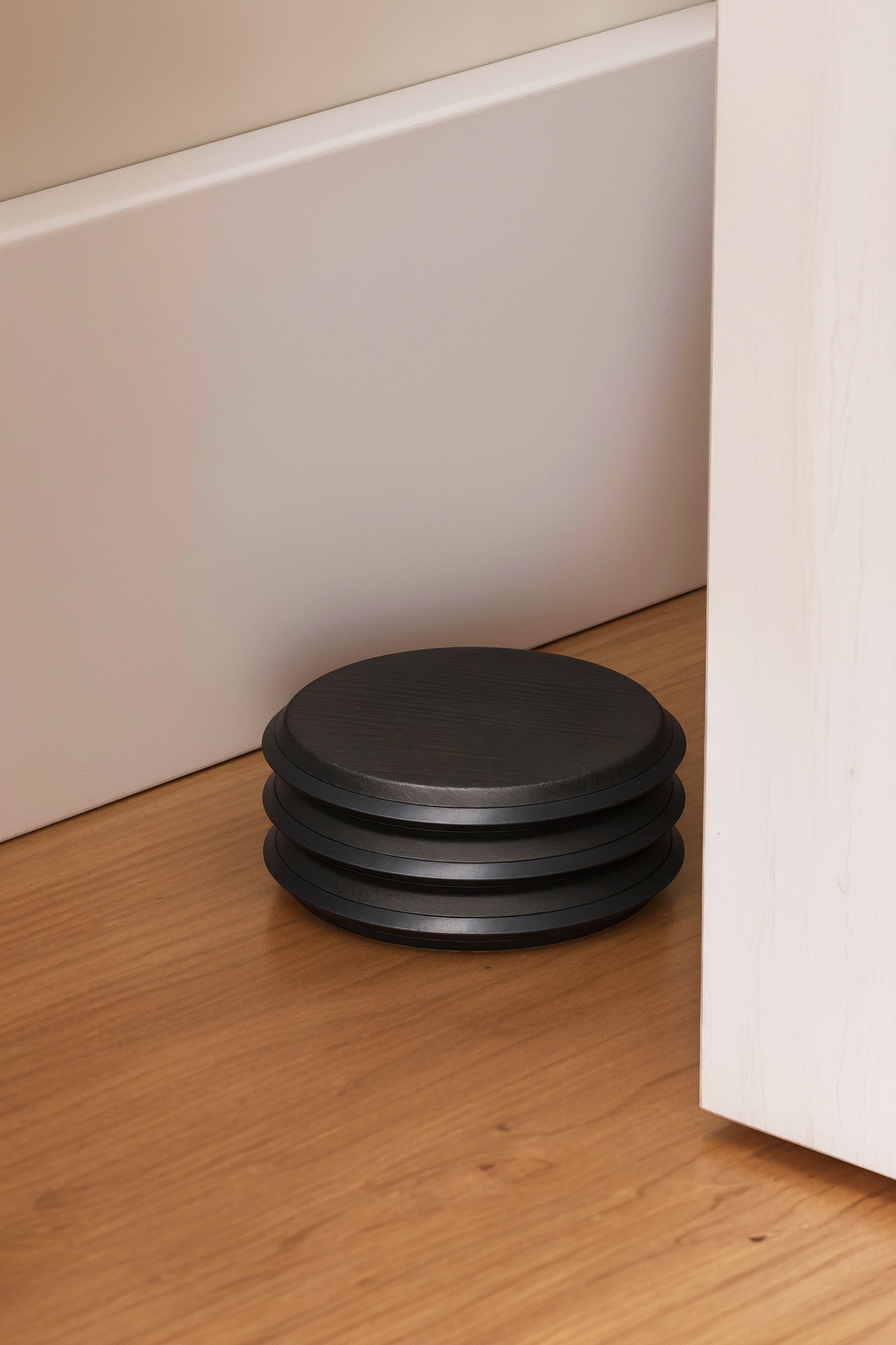 Pulse | Dørstopper i Sortbejdset Træ Ø 66 mm x H 27 mm Viefe VF-8014065WM2 FINICC