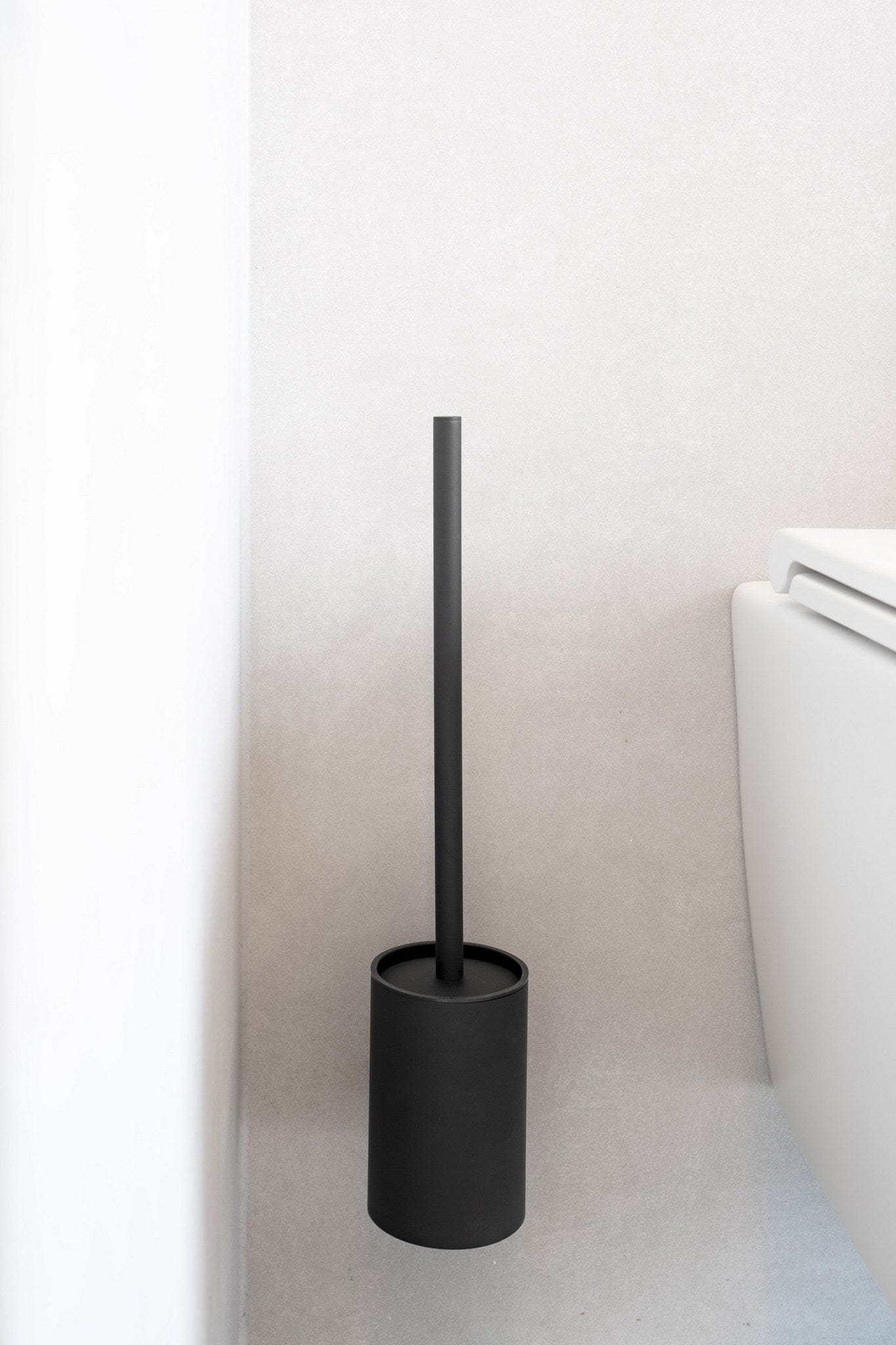 Solid | Toiletbørste i Mat Sort - selvklæbende montering Beslag Design 620031-41 FINICC
