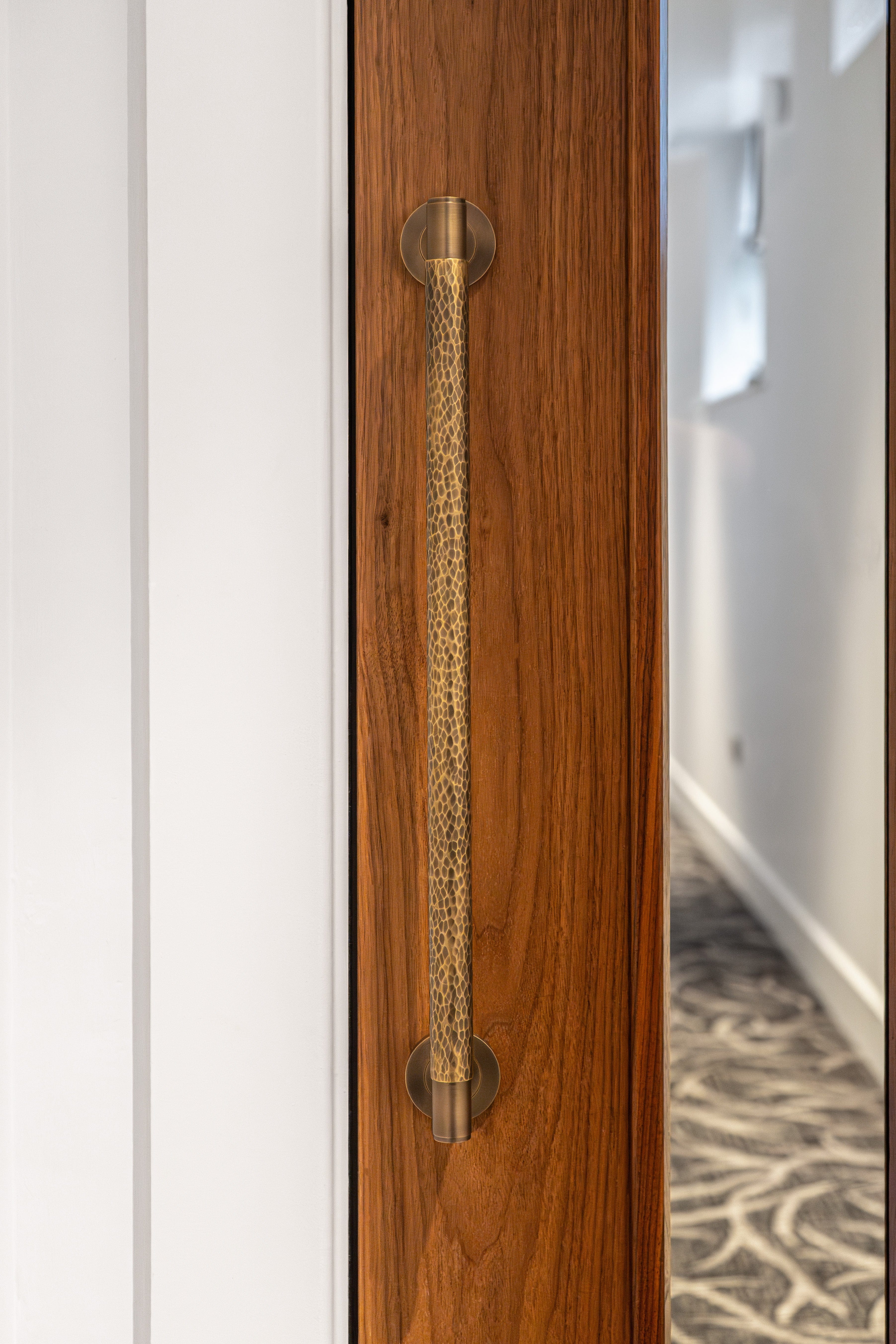 Spitfire Hammered | Pull Bar i Antik Messing L 480 mm (C/C 450 mm) Alexander & Wilks AW503-450-IB FINICC