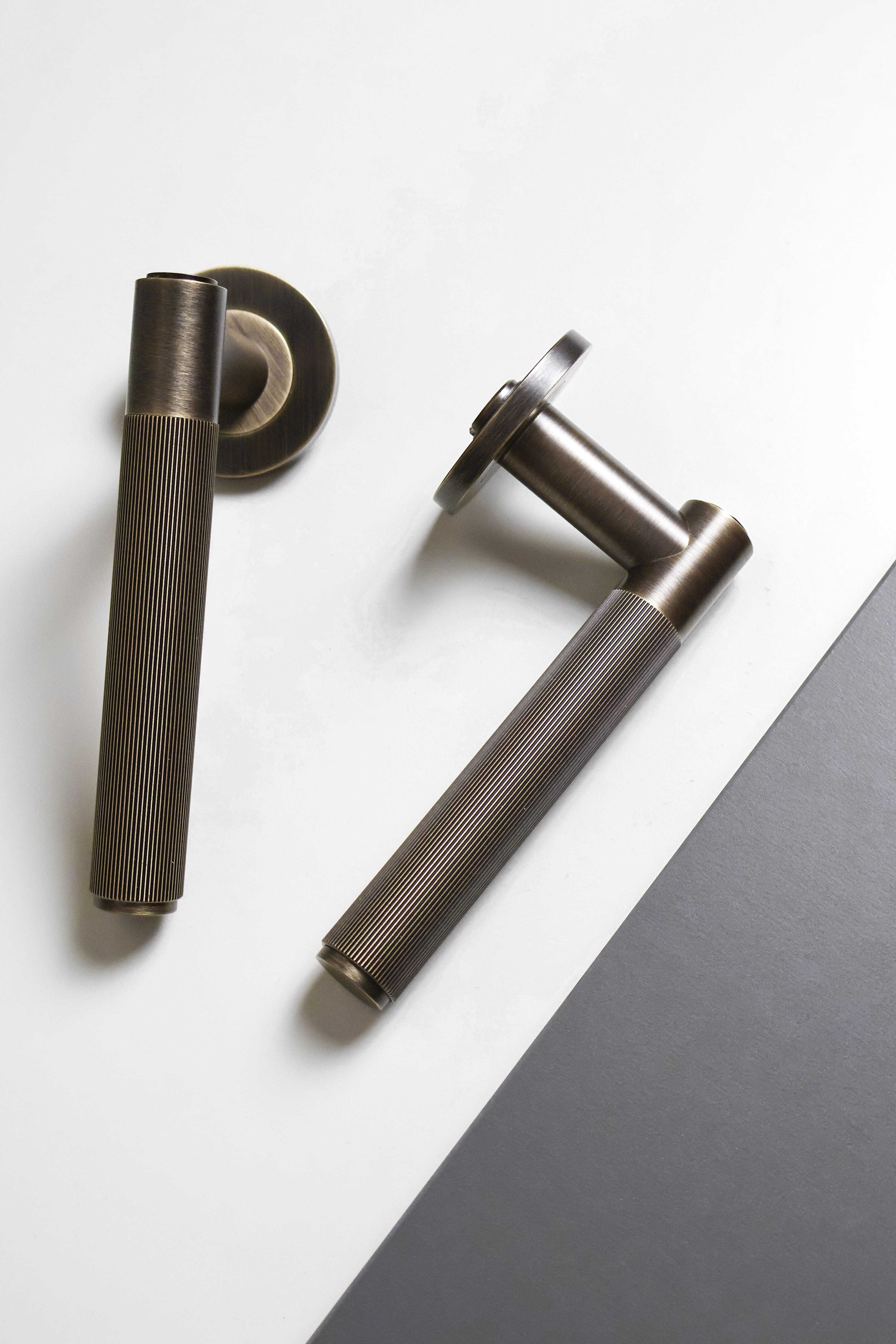 Spitfire Reeded | Dørhåndtag i Antik Messing Alexander & Wilks AW222AB-SET FINICC